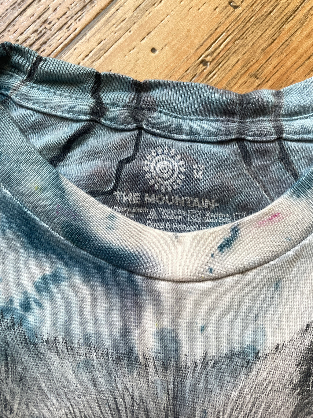 Blue and Gray White Wolf Geode Short Sleeve Tie Dye T-Shirt | Men's Medium