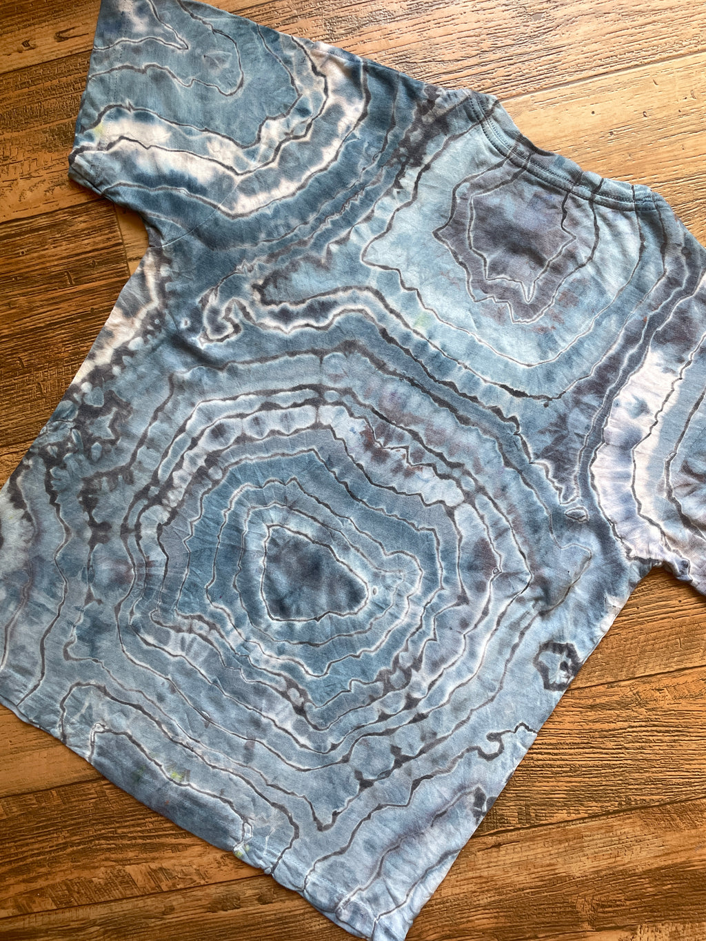 Blue and Gray White Wolf Geode Short Sleeve Tie Dye T-Shirt | Men's Medium