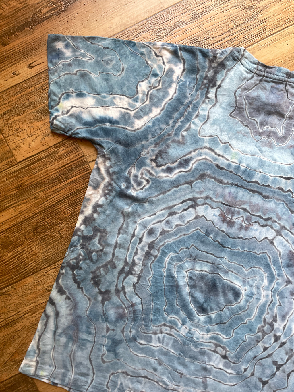 Blue and Gray White Wolf Geode Short Sleeve Tie Dye T-Shirt | Men's Medium