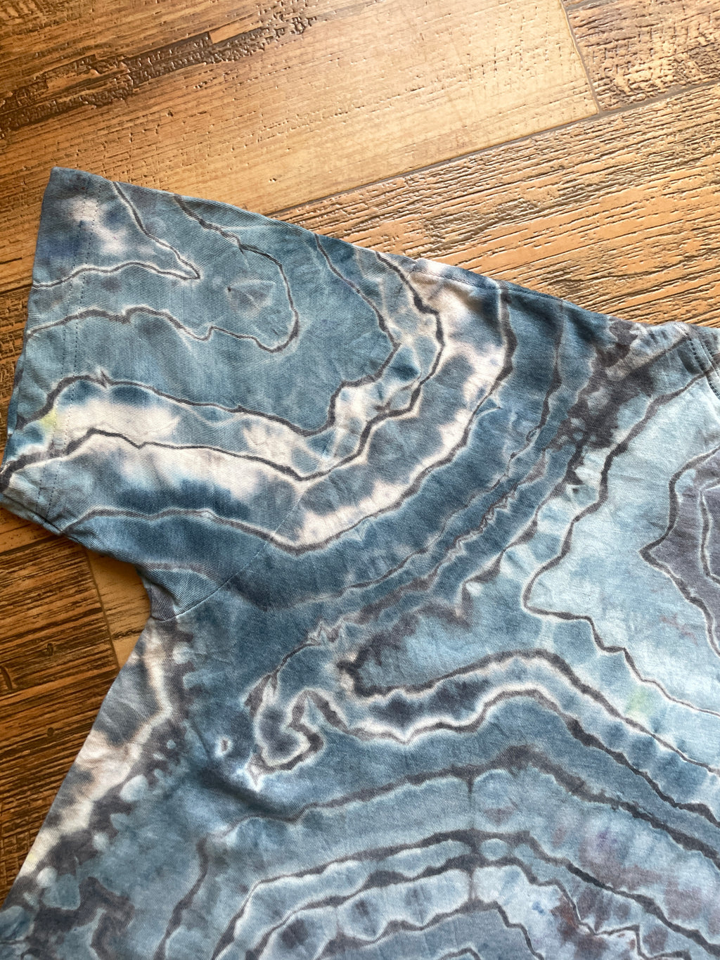 Blue and Gray White Wolf Geode Short Sleeve Tie Dye T-Shirt | Men's Medium