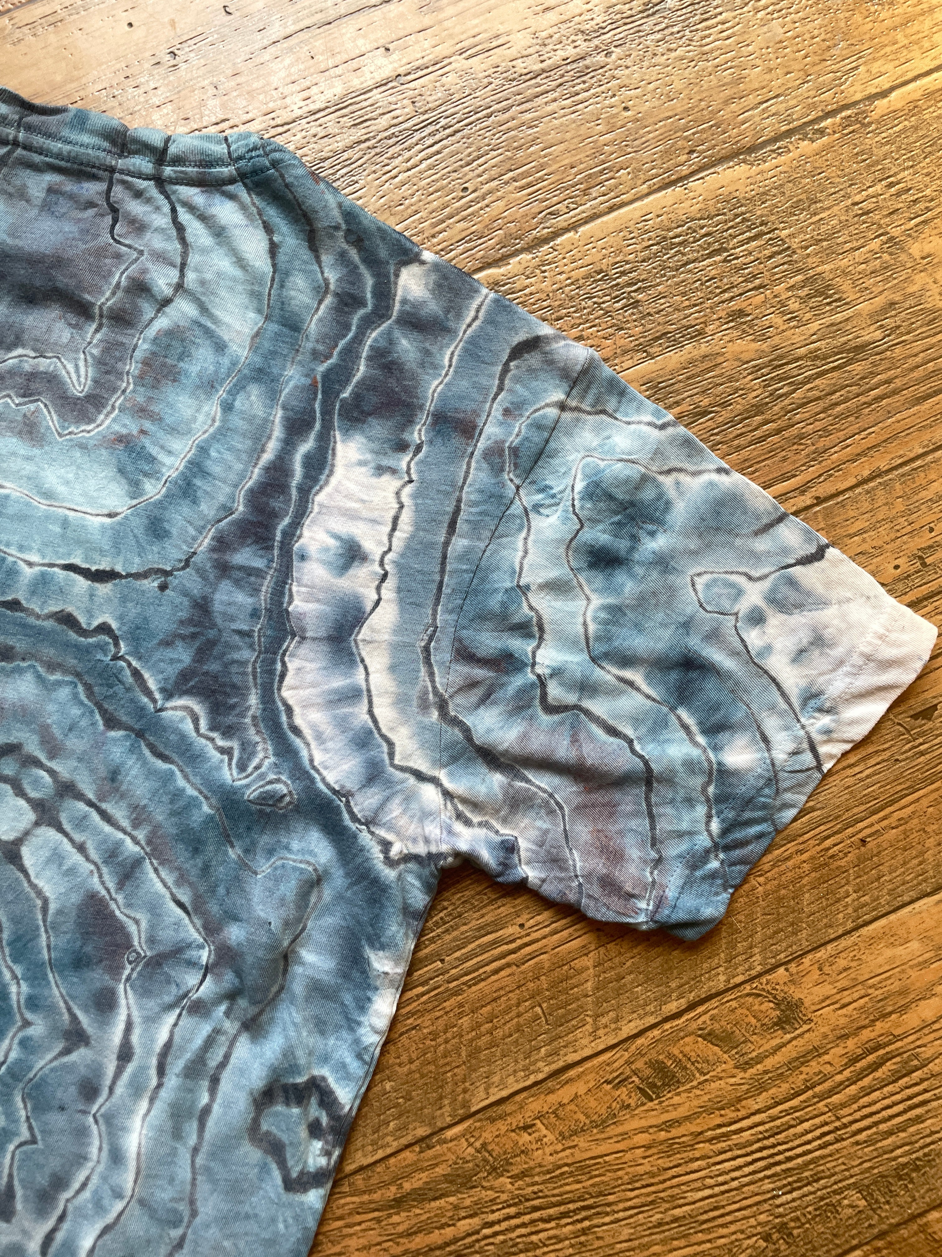 Blue and Gray White Wolf Geode Short Sleeve Tie Dye T-Shirt | Men's Medium