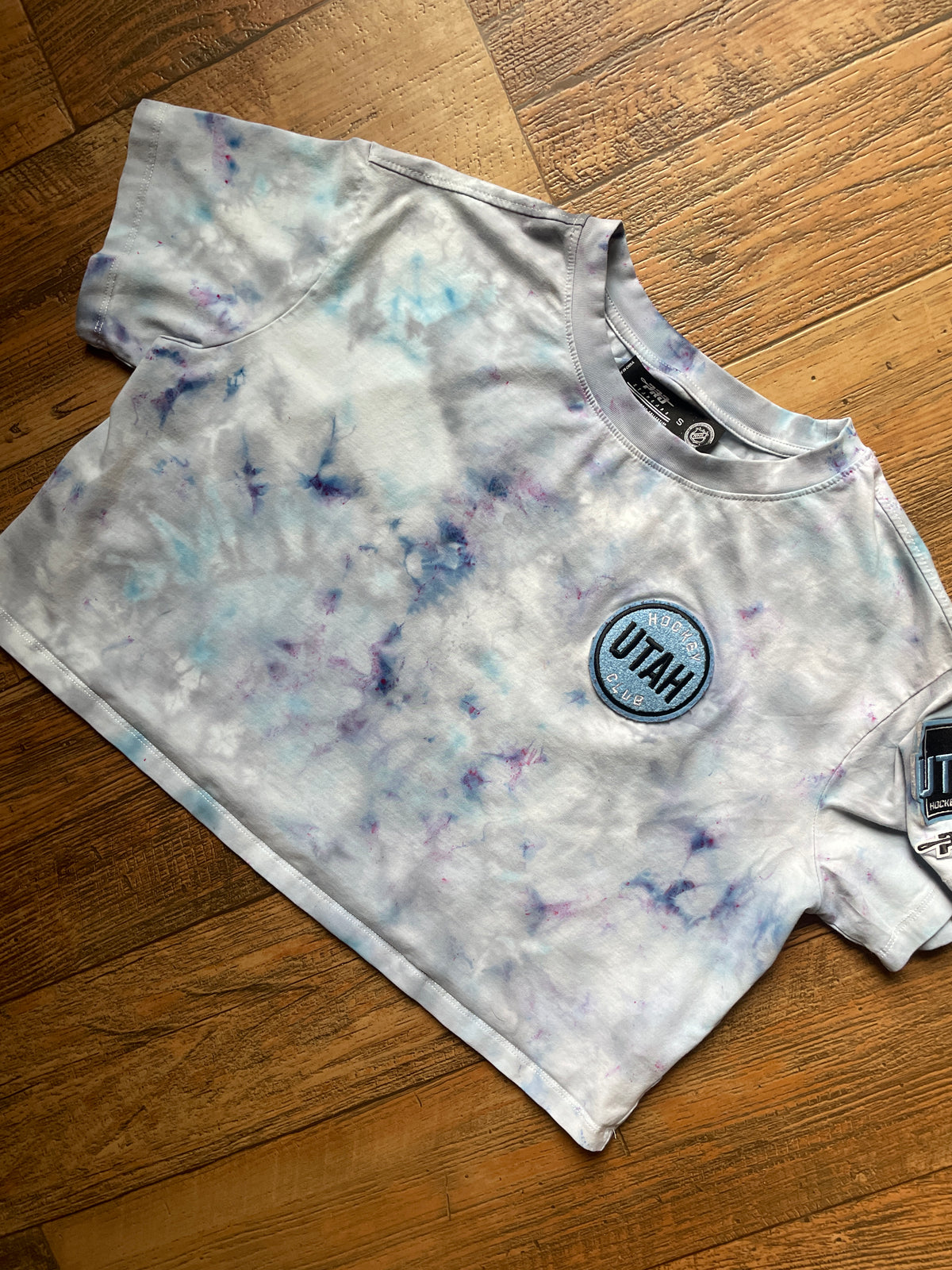 Utah Hockey Club Blue and Gray Ice Dye Short Sleeve Cropped T-Shirt | Women's Small