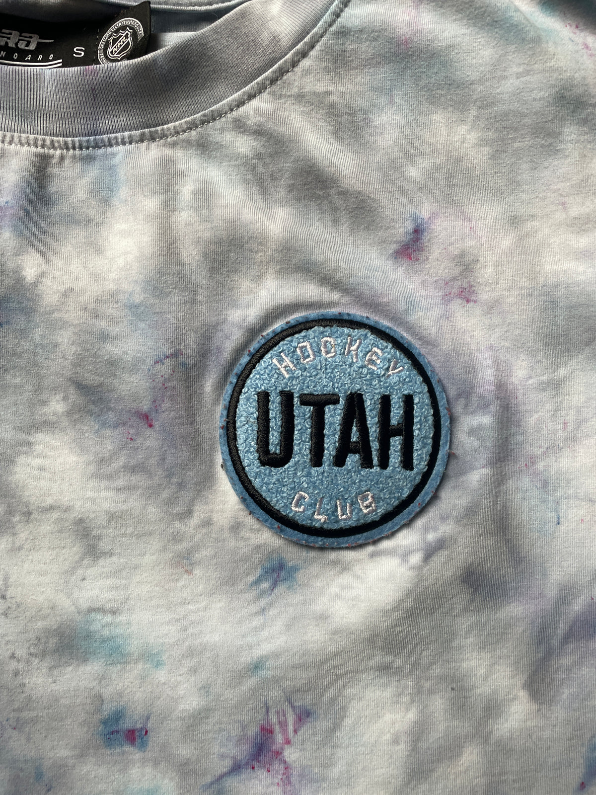 Utah Hockey Club Blue and Gray Ice Dye Short Sleeve Cropped T-Shirt | Women's Small