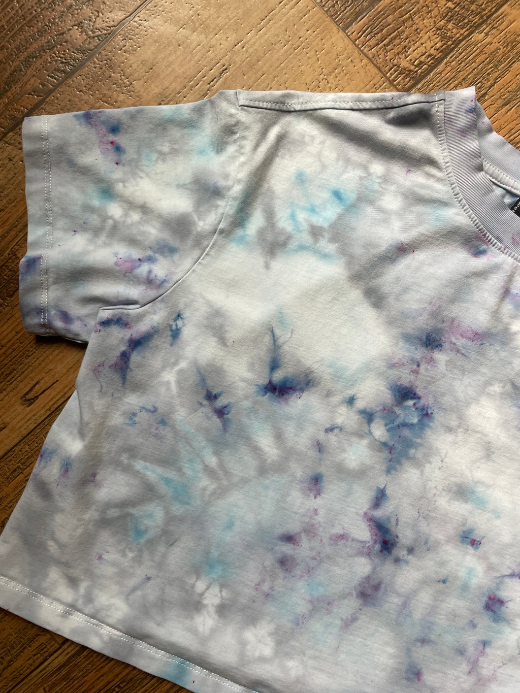 Utah Hockey Club Blue and Gray Ice Dye Short Sleeve Cropped T-Shirt | Women's Small