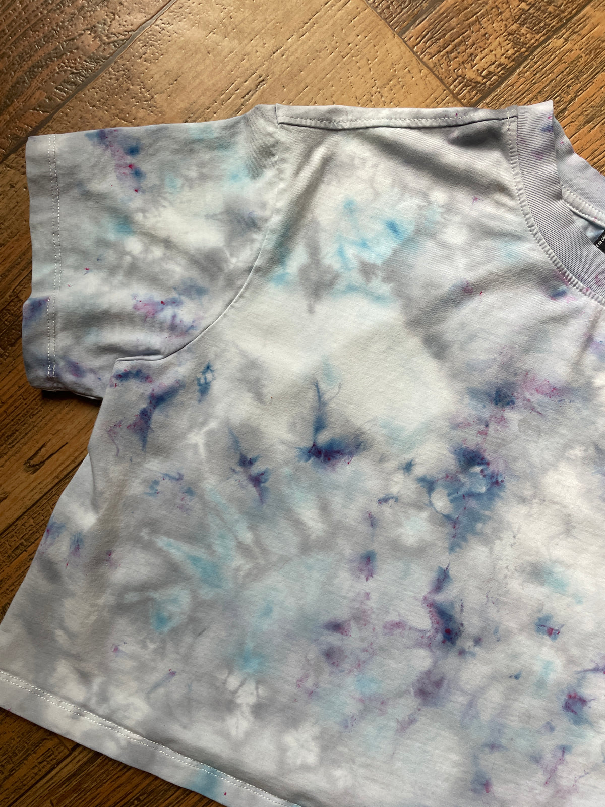 Utah Hockey Club Blue and Gray Ice Dye Short Sleeve Cropped T-Shirt | Women's Small
