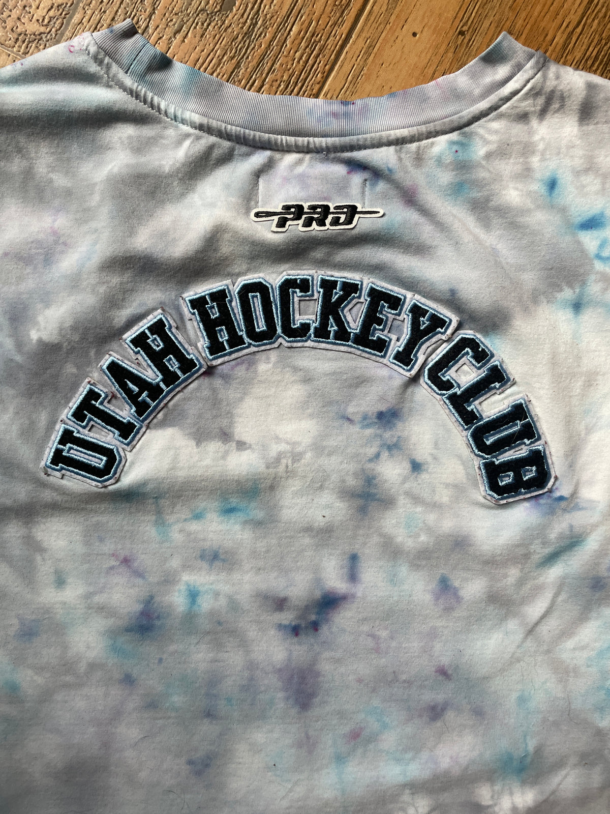 Utah Hockey Club Blue and Gray Ice Dye Short Sleeve Cropped T-Shirt | Women's Small
