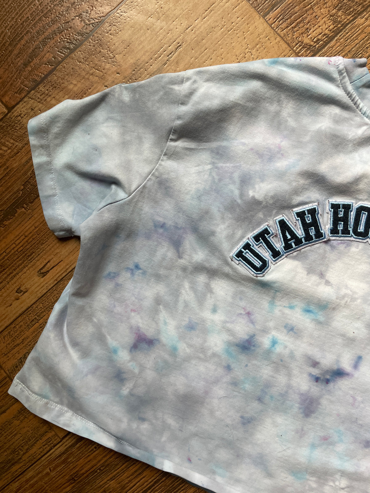 Utah Hockey Club Blue and Gray Ice Dye Short Sleeve Cropped T-Shirt | Women's Small
