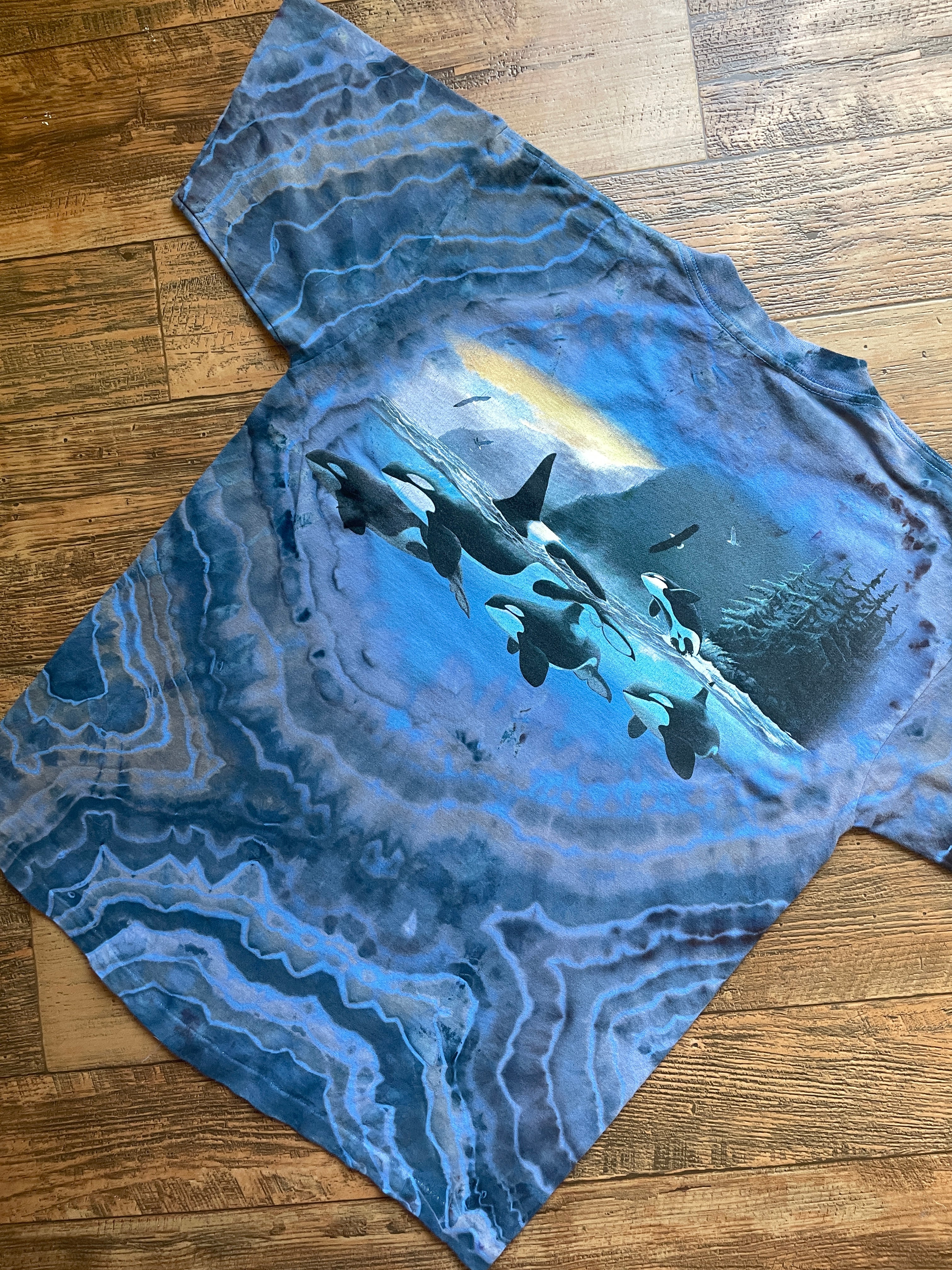 Blue and Gray Orca Whales Geode Short Sleeve Tie Dye T-Shirt | Men's Large