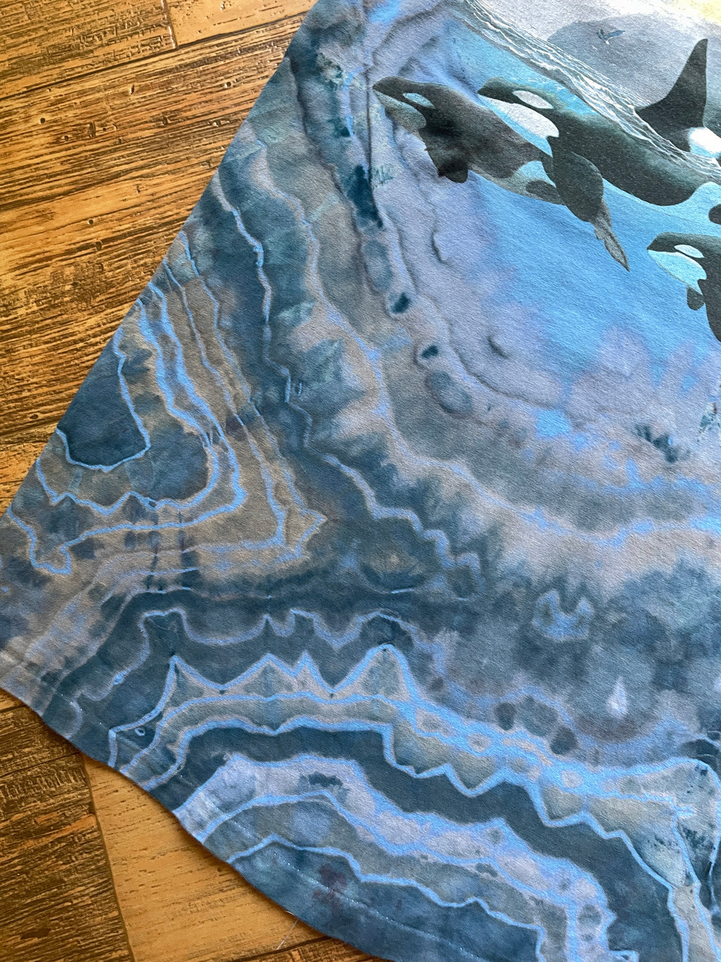 Blue and Gray Orca Whales Geode Short Sleeve Tie Dye T-Shirt | Men's Large
