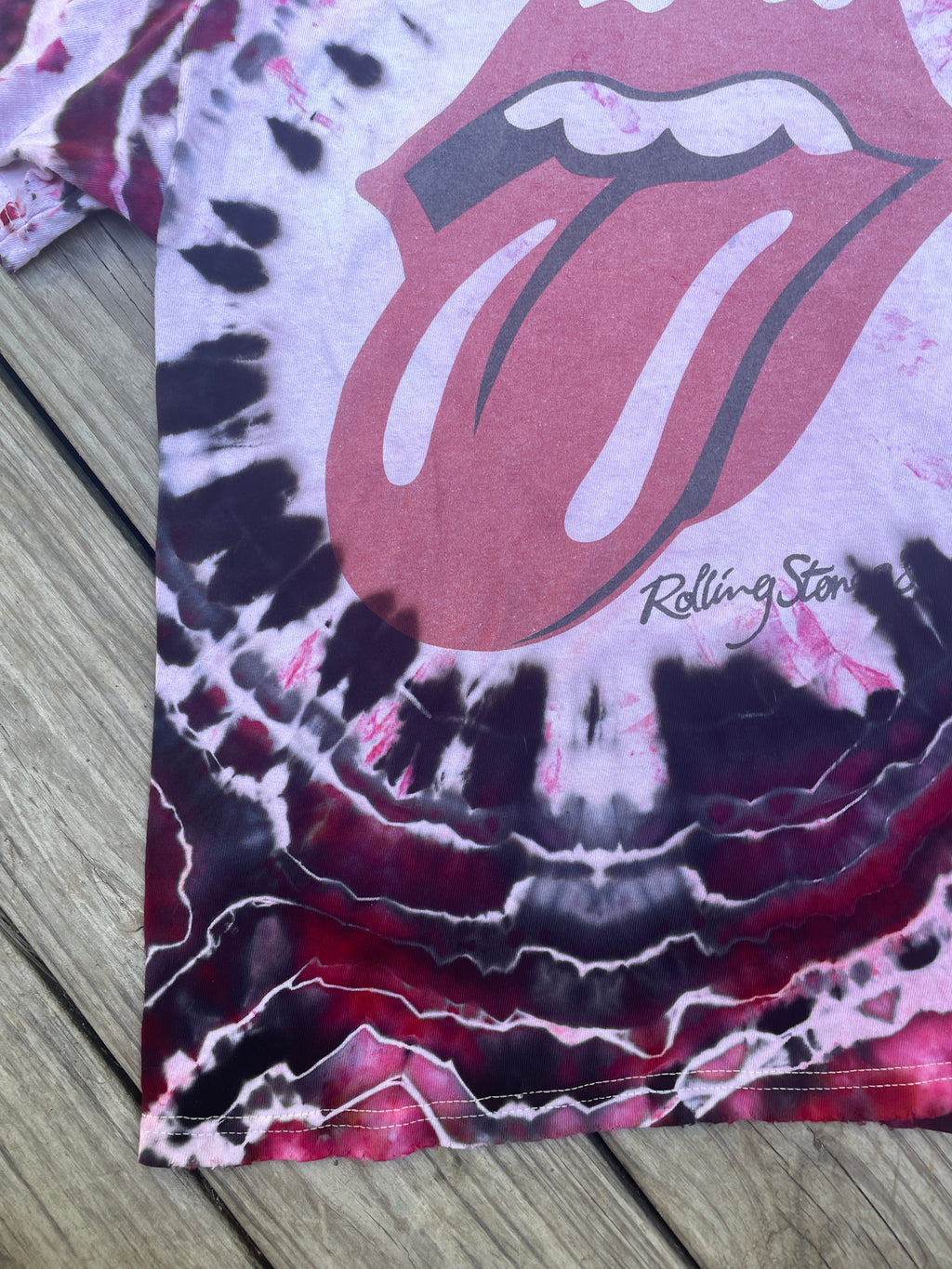 The Rolling Stones Hot Lips Red and Black Geode Short Sleeve Tie Dye T-Shirt | Men's Medium