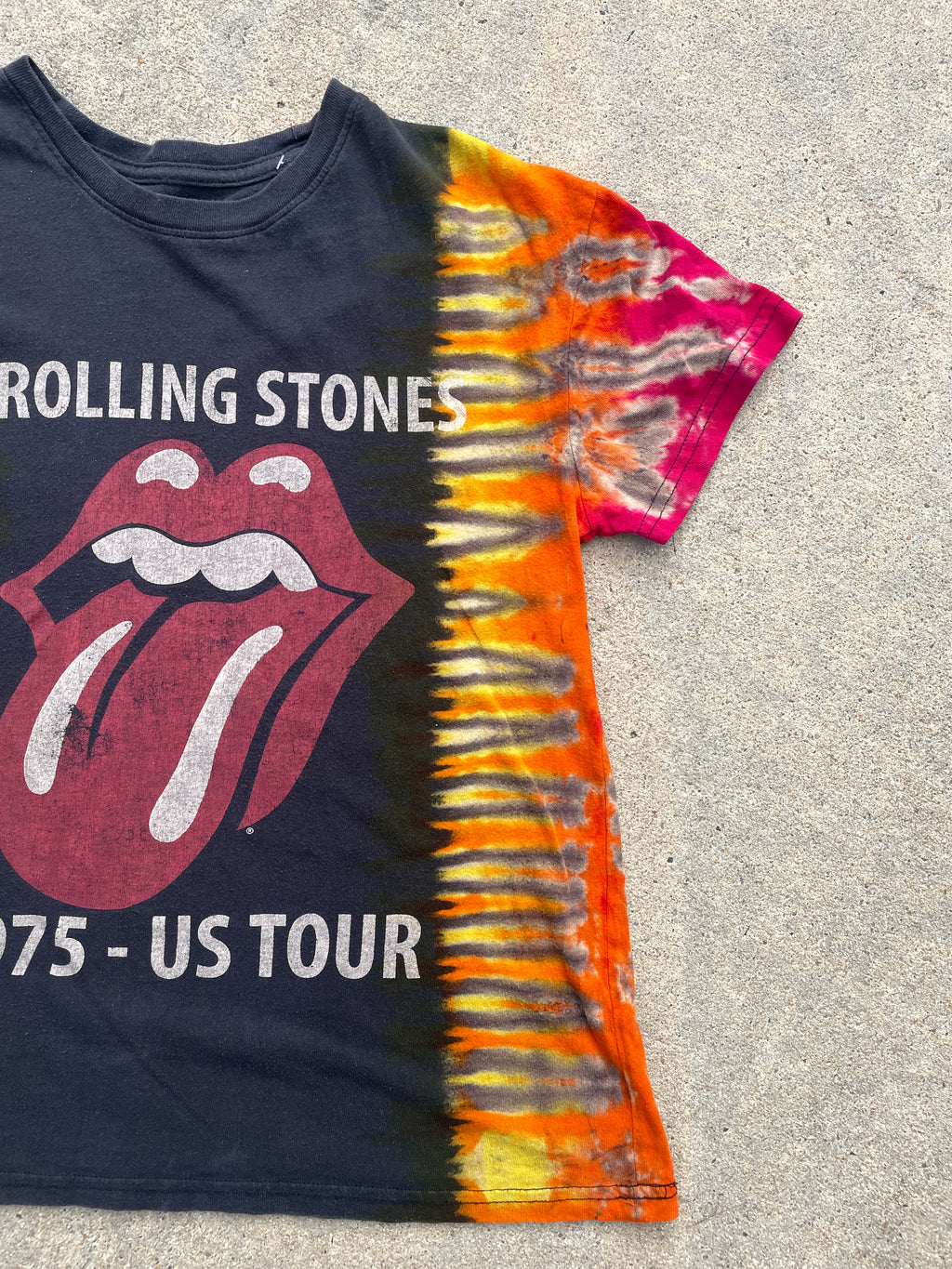The Rolling Stones Hot Lips Red, Orange, and Black Short Sleeve Tie Dye T-Shirt | Men's Small