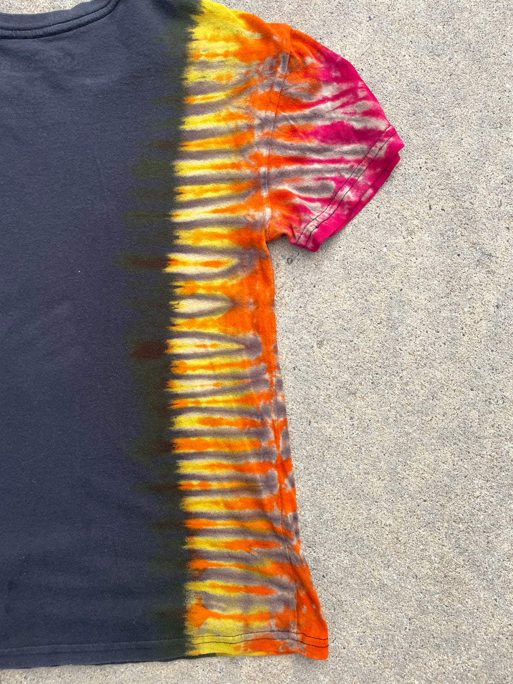 The Rolling Stones Hot Lips Red, Orange, and Black Short Sleeve Tie Dye T-Shirt | Men's Small