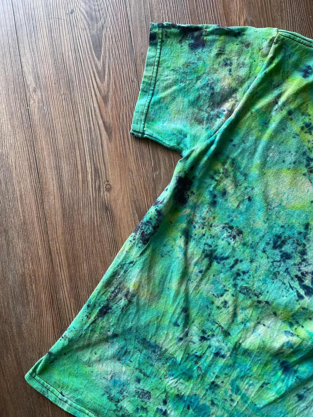 Small Men’s Wicked Handmade Tie Dye T-Shirt | Green and Black Defy Gravity Tie Dye Short Sleeve