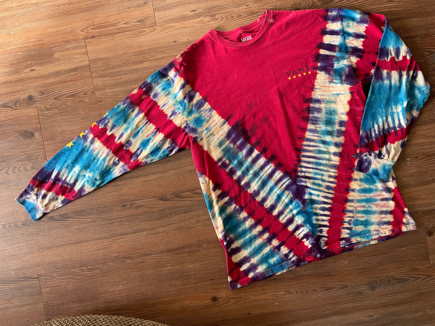 XL Men’s Vans Off The Walls Handmade Reverse Tie Dye Long Sleeve T-Short | Red, White, and Blue V-Pleated Long Sleeve