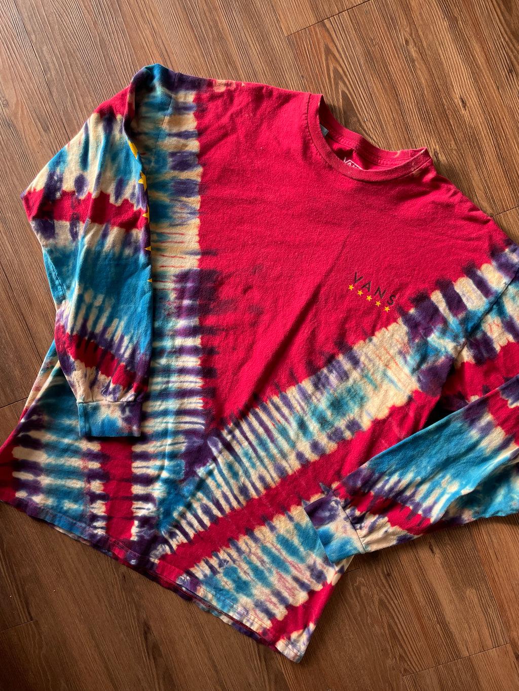 XL Men’s Vans Off The Walls Handmade Reverse Tie Dye Long Sleeve T-Short | Red, White, and Blue V-Pleated Long Sleeve