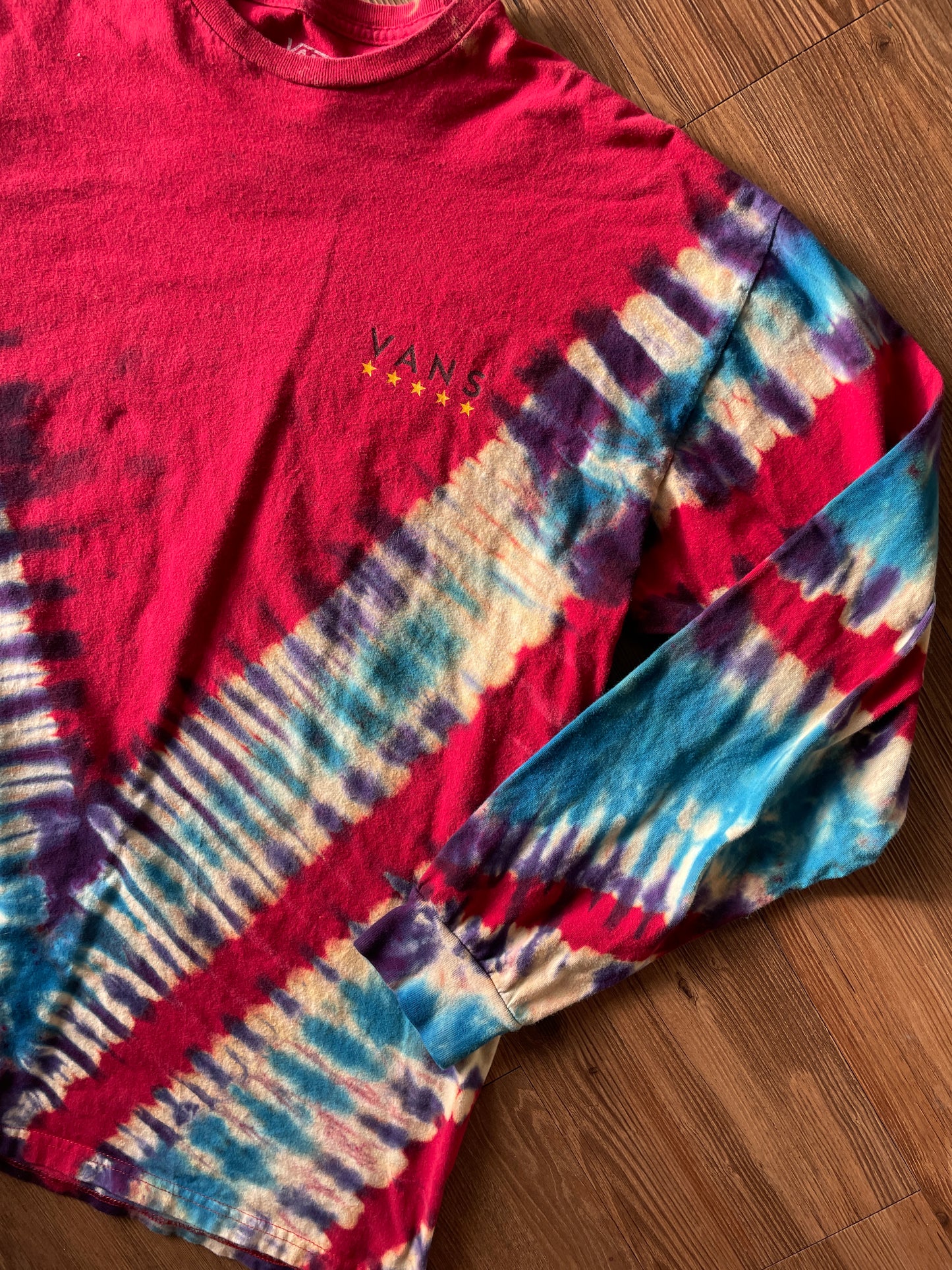 XL Men’s Vans Off The Walls Handmade Reverse Tie Dye Long Sleeve T-Short | Red, White, and Blue V-Pleated Long Sleeve