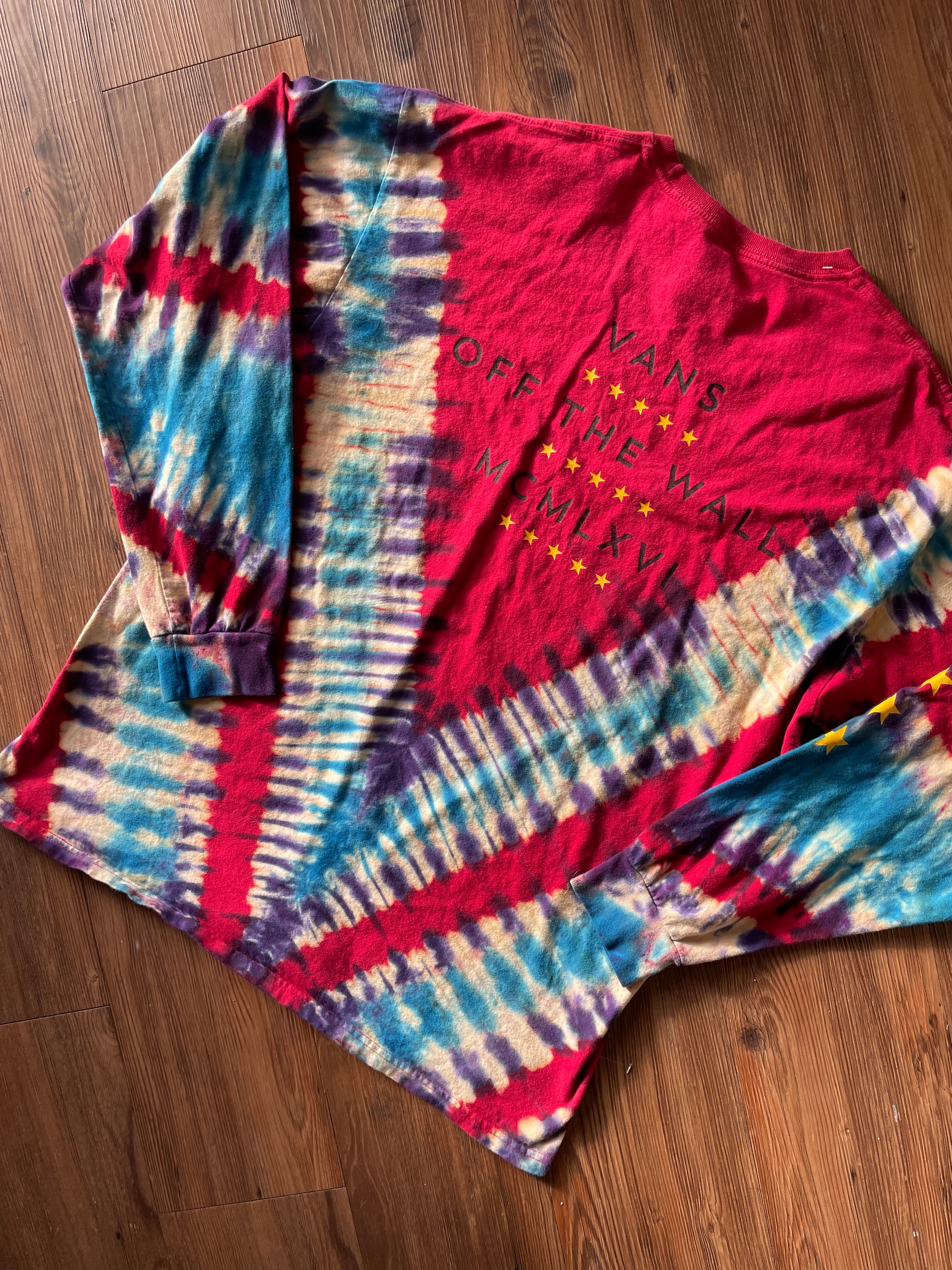 XL Men’s Vans Off The Walls Handmade Reverse Tie Dye Long Sleeve T-Short | Red, White, and Blue V-Pleated Long Sleeve
