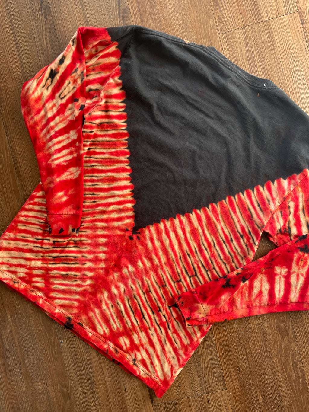 LARGE Men’s Utah Utes Handmade Reverse Tie Dye Long Sleeve T-Shirt | Red and Black V-Pleated Long Sleeve Tee