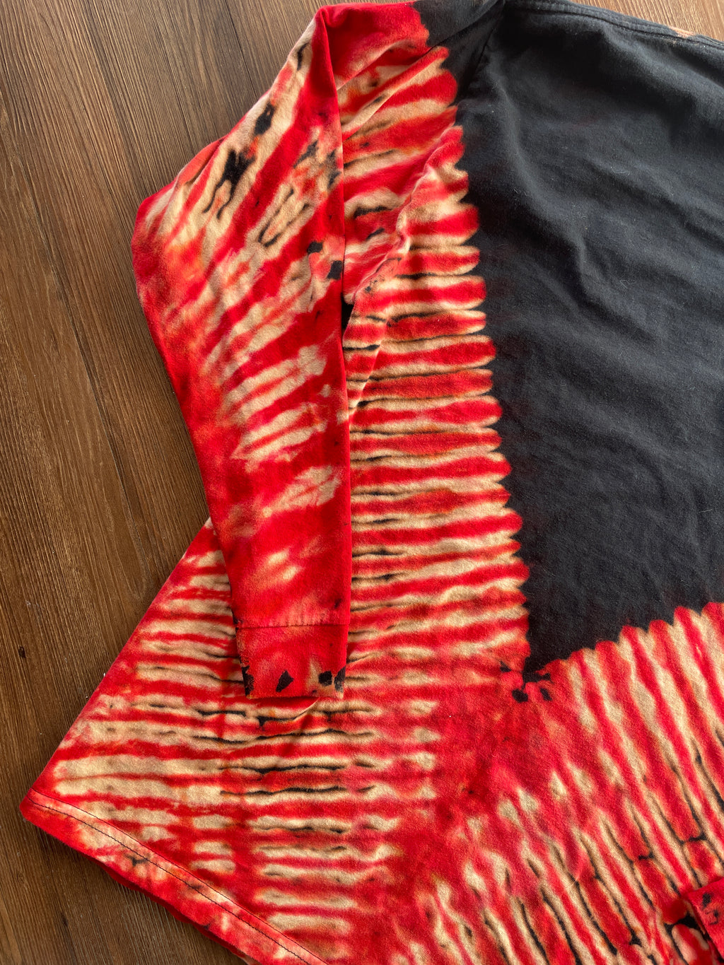 LARGE Men’s Utah Utes Handmade Reverse Tie Dye Long Sleeve T-Shirt | Red and Black V-Pleated Long Sleeve Tee