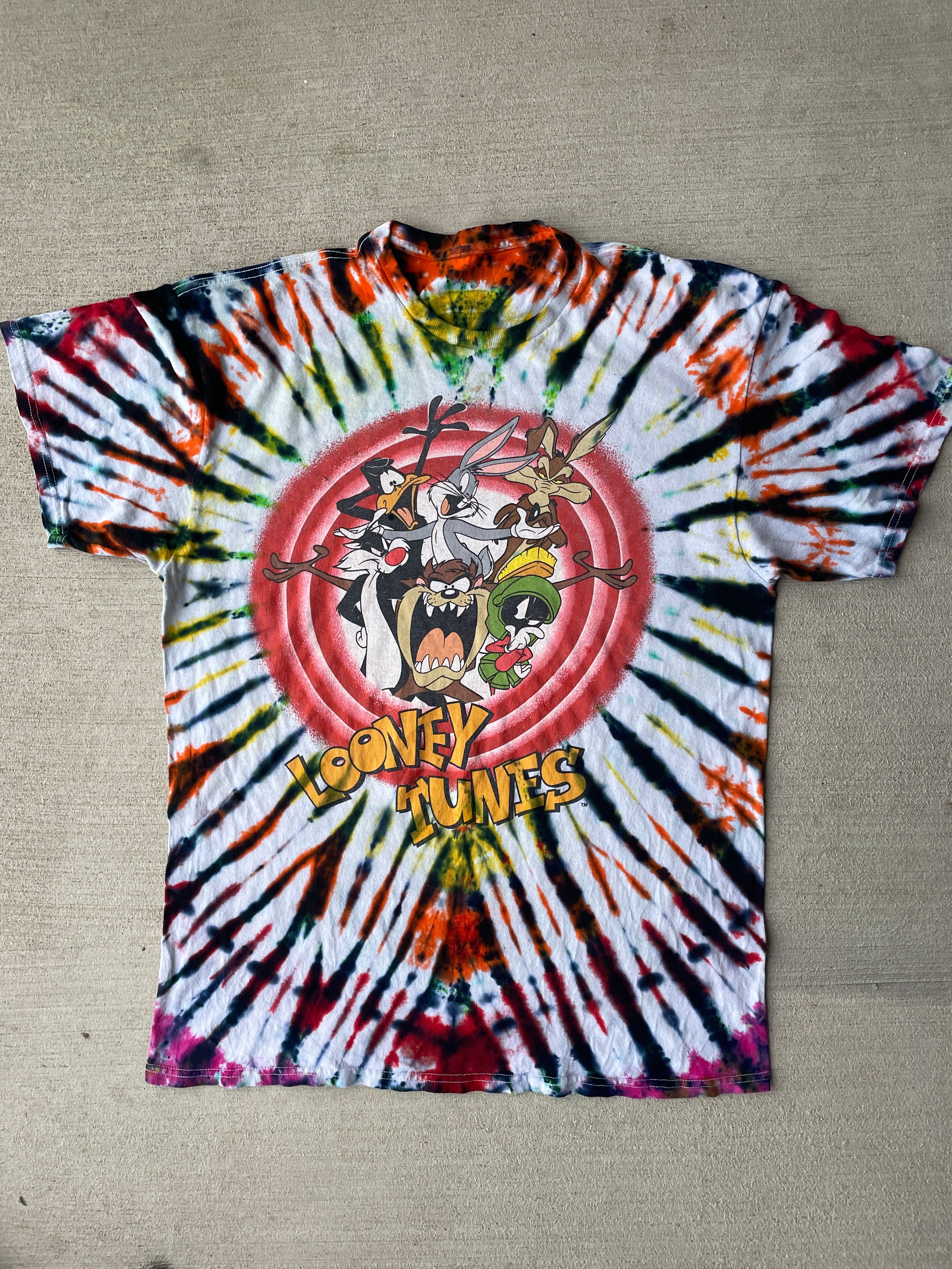 Large Men’s Looney Tunes Handmade Tie Dye T-Shirt | 90s Vintage Shirt | Rainbow Circle Pleated Tie Dye Short Sleeve