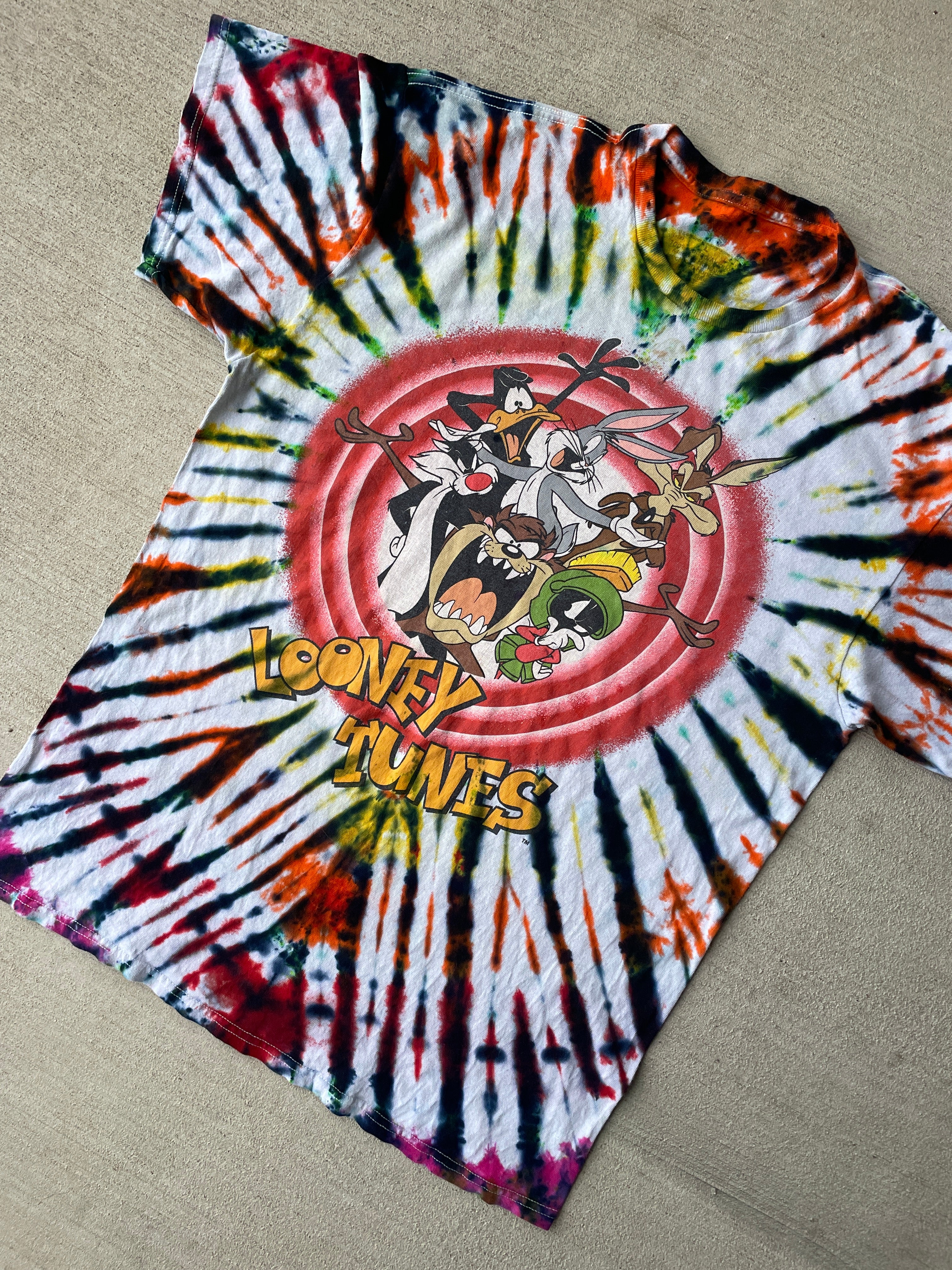 Large Men’s Looney Tunes Handmade Tie Dye T-Shirt | 90s Vintage Shirt | Rainbow Circle Pleated Tie Dye Short Sleeve
