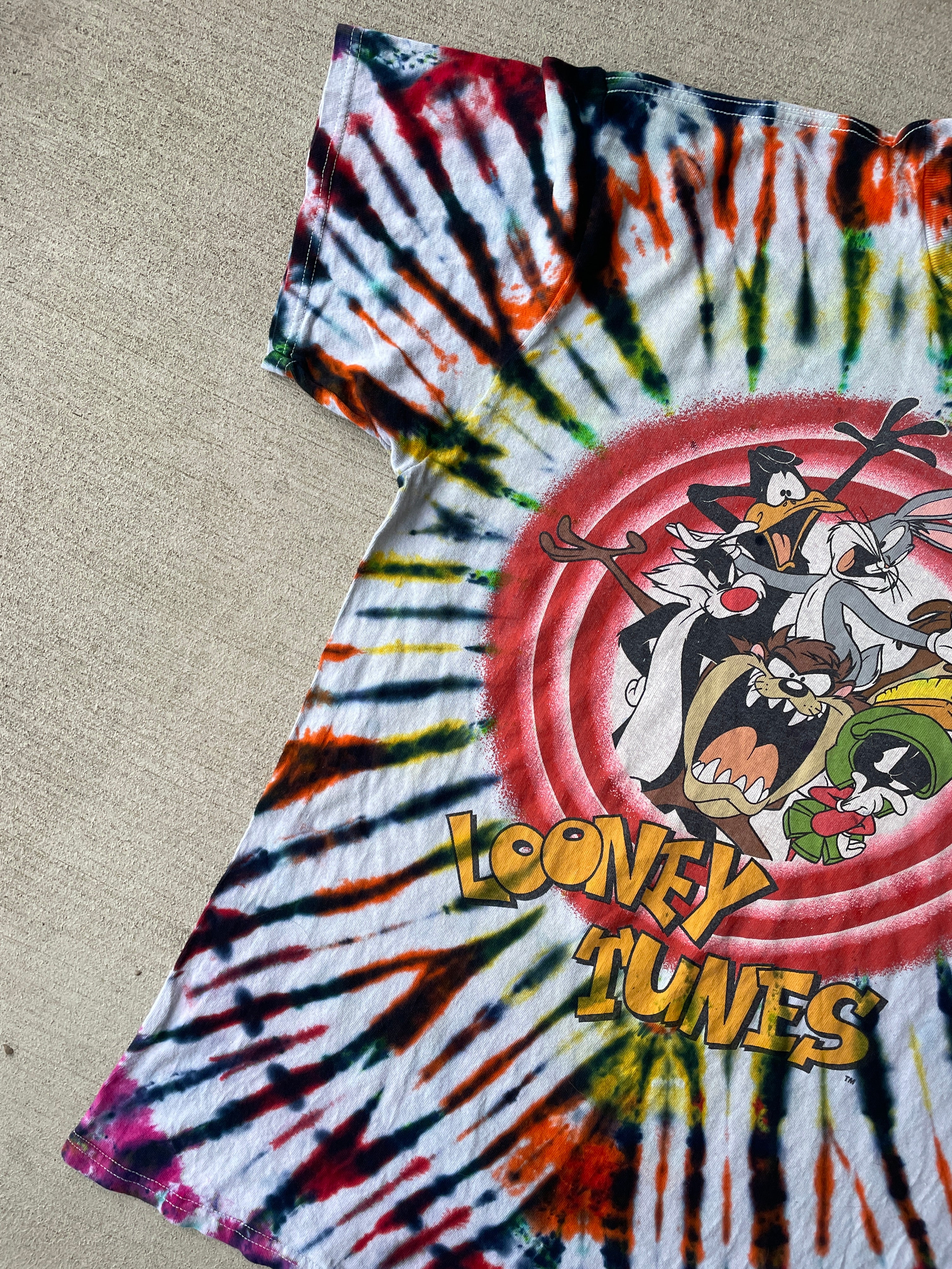 Large Men’s Looney Tunes Handmade Tie Dye T-Shirt | 90s Vintage Shirt | Rainbow Circle Pleated Tie Dye Short Sleeve