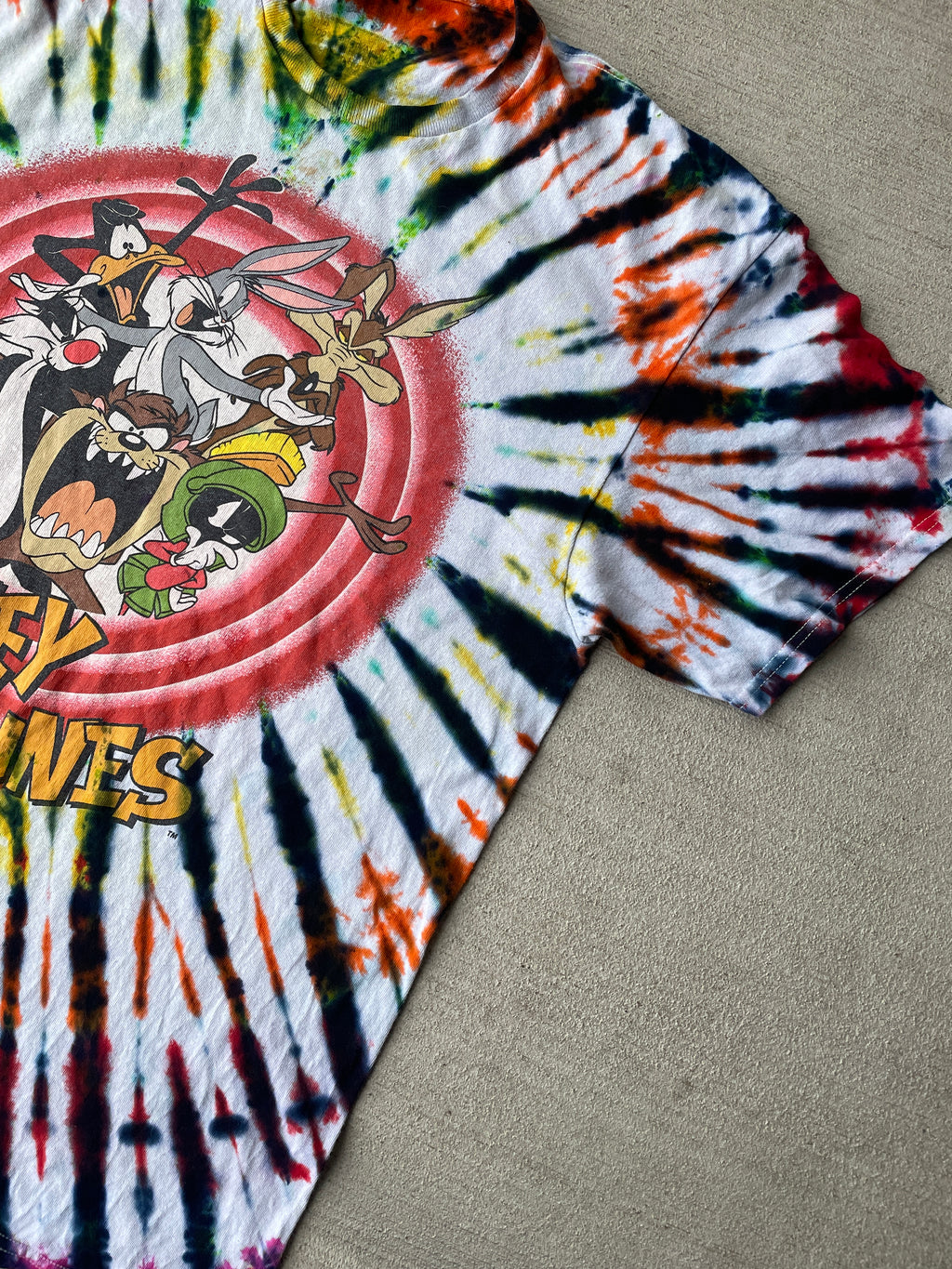 Large Men’s Looney Tunes Handmade Tie Dye T-Shirt | 90s Vintage Shirt | Rainbow Circle Pleated Tie Dye Short Sleeve