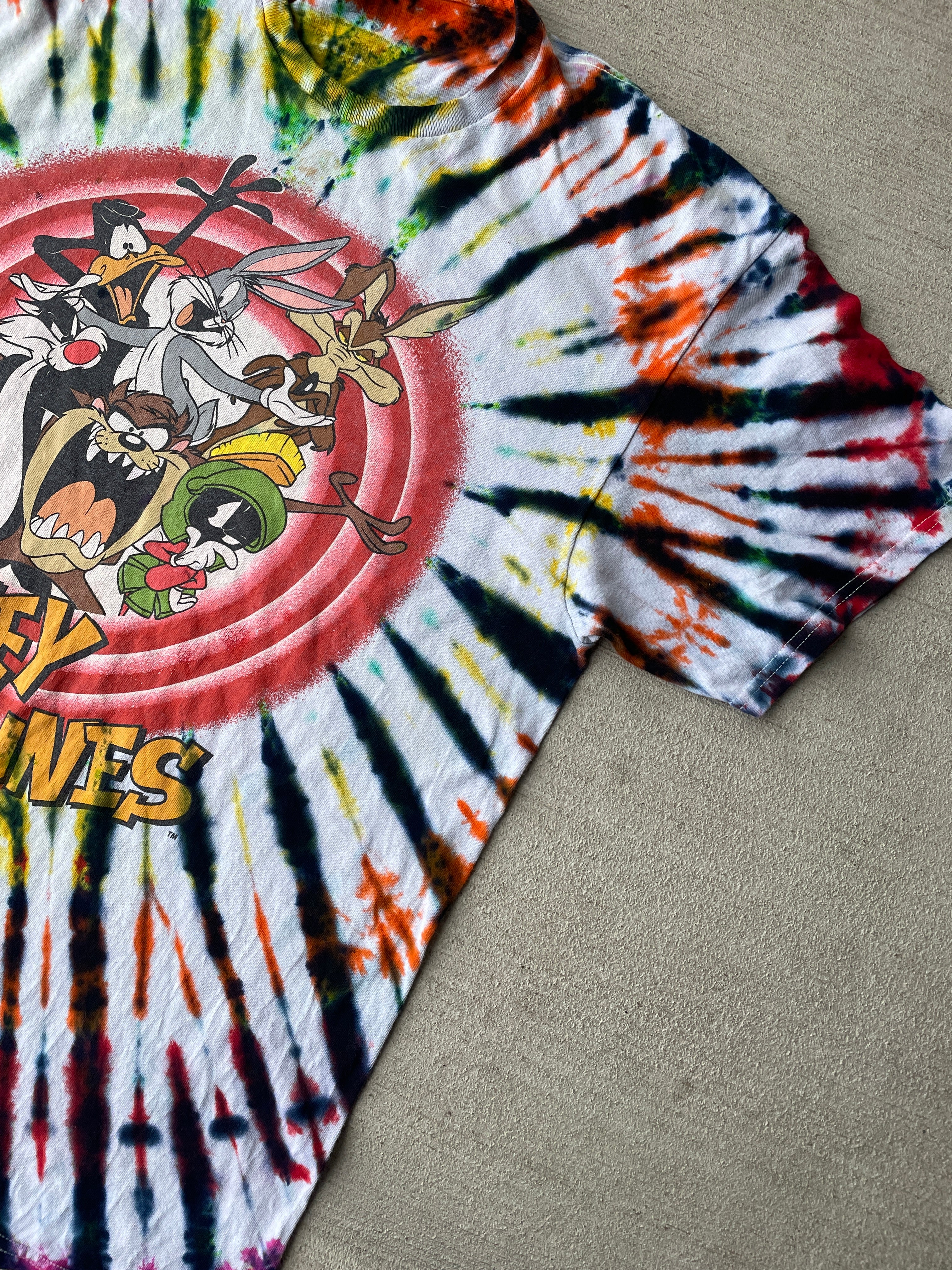 Large Men’s Looney Tunes Handmade Tie Dye T-Shirt | 90s Vintage Shirt | Rainbow Circle Pleated Tie Dye Short Sleeve
