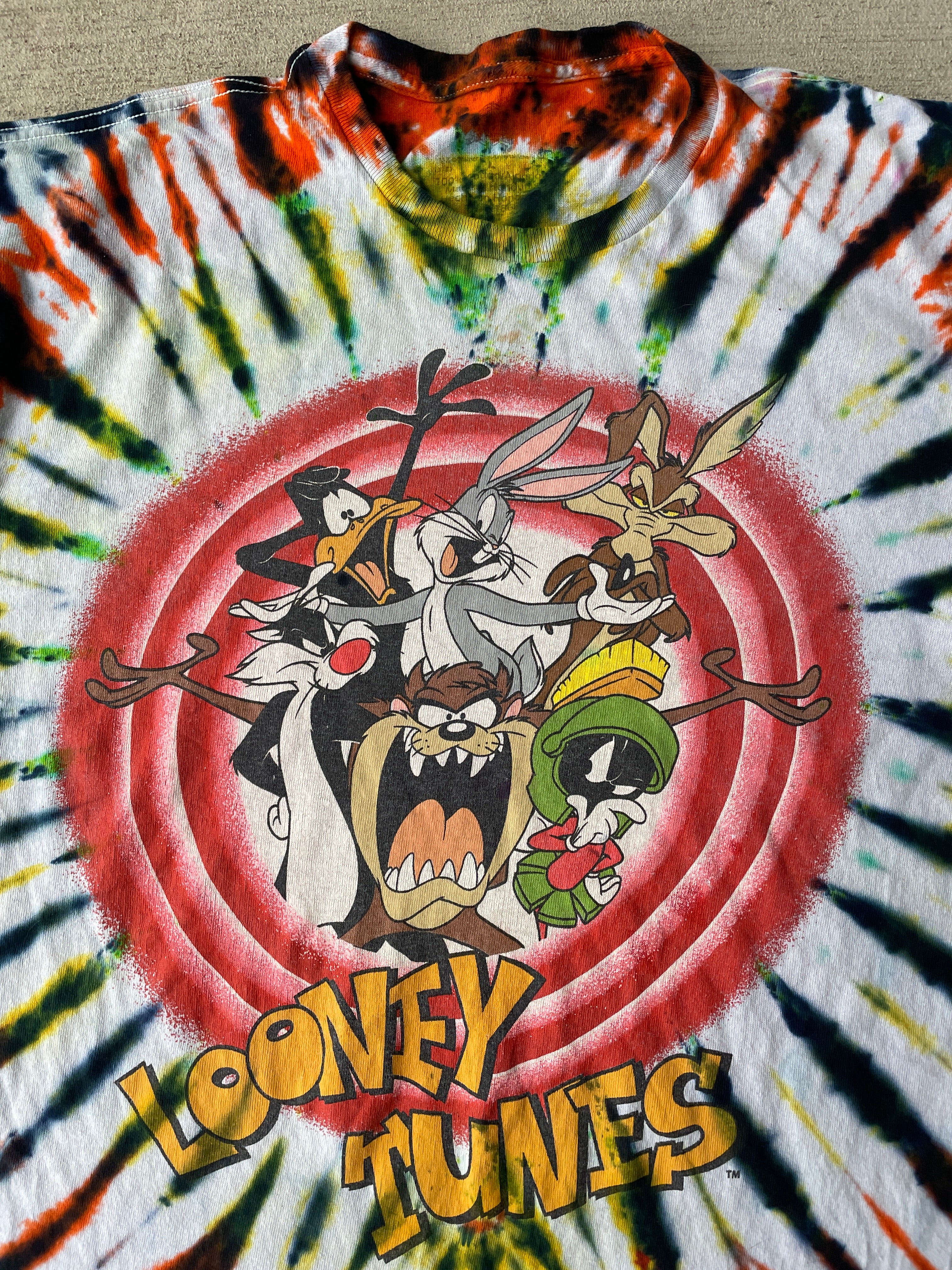 Large Men’s Looney Tunes Handmade Tie Dye T-Shirt | 90s Vintage Shirt | Rainbow Circle Pleated Tie Dye Short Sleeve