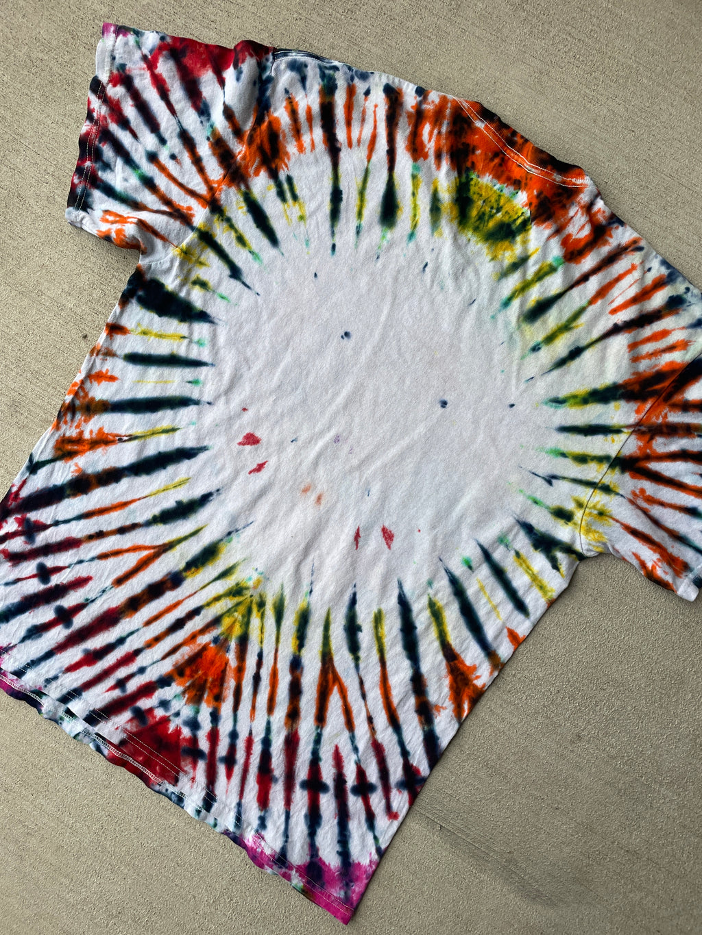 Large Men’s Looney Tunes Handmade Tie Dye T-Shirt | 90s Vintage Shirt | Rainbow Circle Pleated Tie Dye Short Sleeve