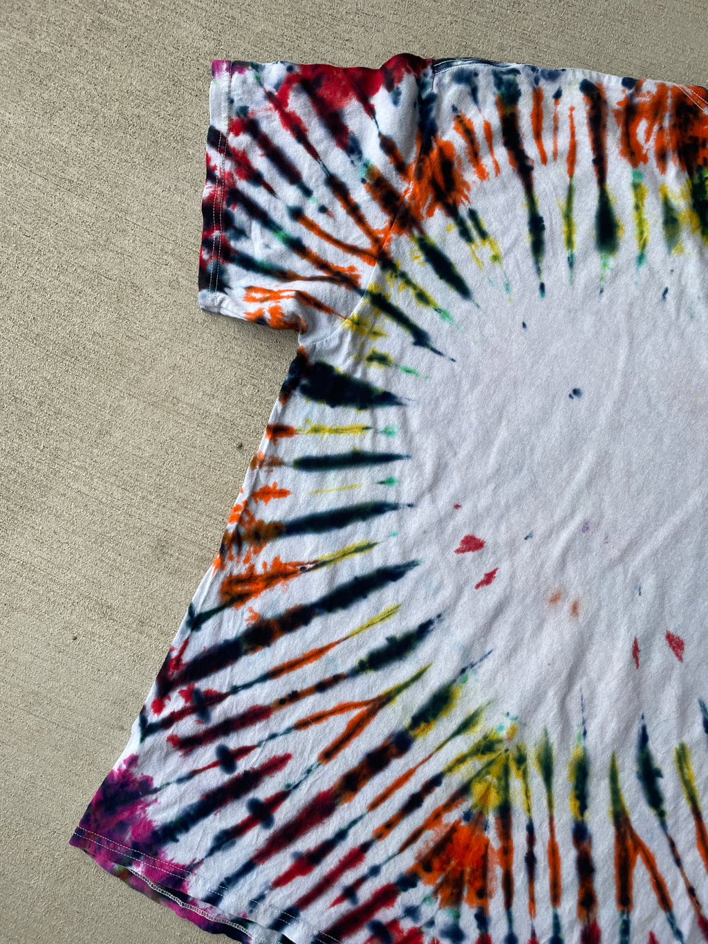 Large Men’s Looney Tunes Handmade Tie Dye T-Shirt | 90s Vintage Shirt | Rainbow Circle Pleated Tie Dye Short Sleeve