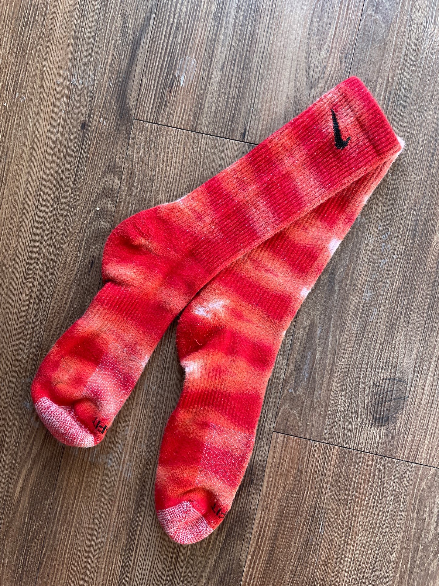 Red and White Tie Dye Nike Dri-FIT Everyday Plus Training Socks - Size Medium (Men's 6-8/Women's 7-10)