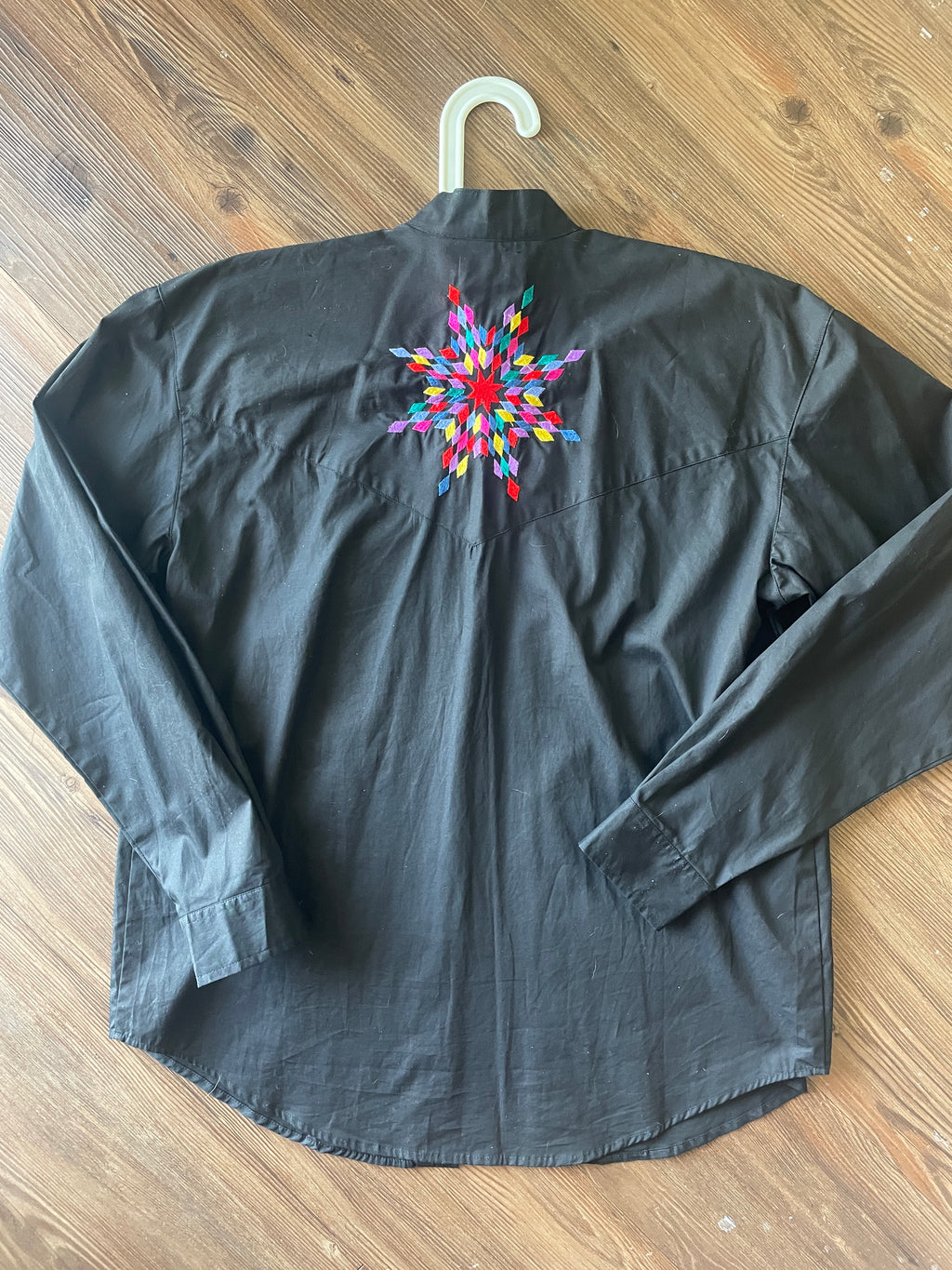 Women’s Medium Vintage Southwest Designs Black and Rainbow Sunburst Western Button-up