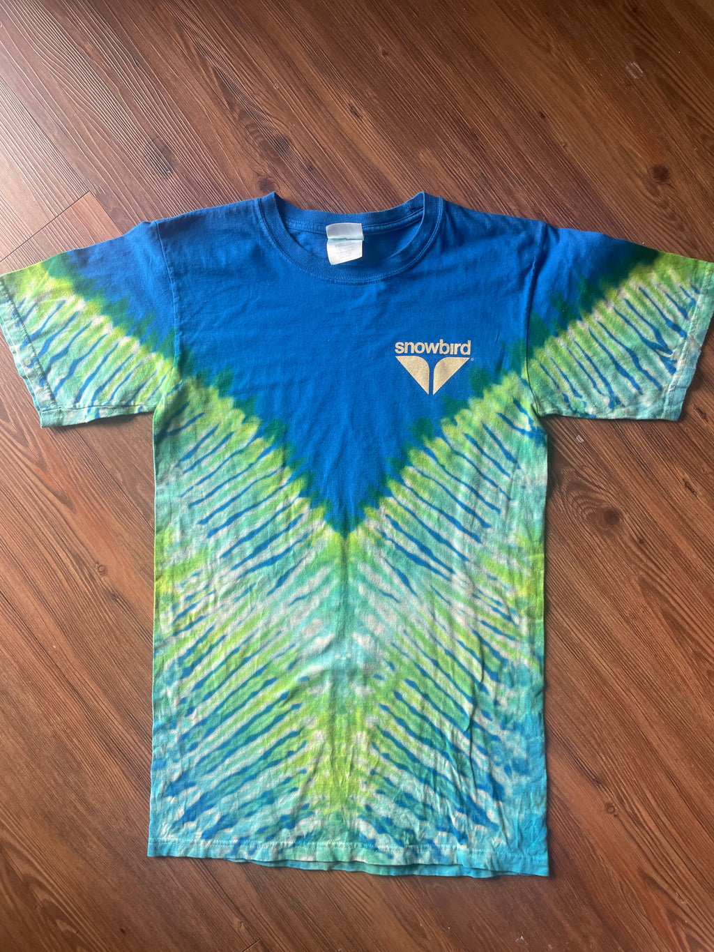 Small Men’s Snowbird Octoberfest Handmade Tie Dye T-Shirt | Utah Snowbird Ski Resort Blue and Green V-Pleated Tie Dye Short Sleeve