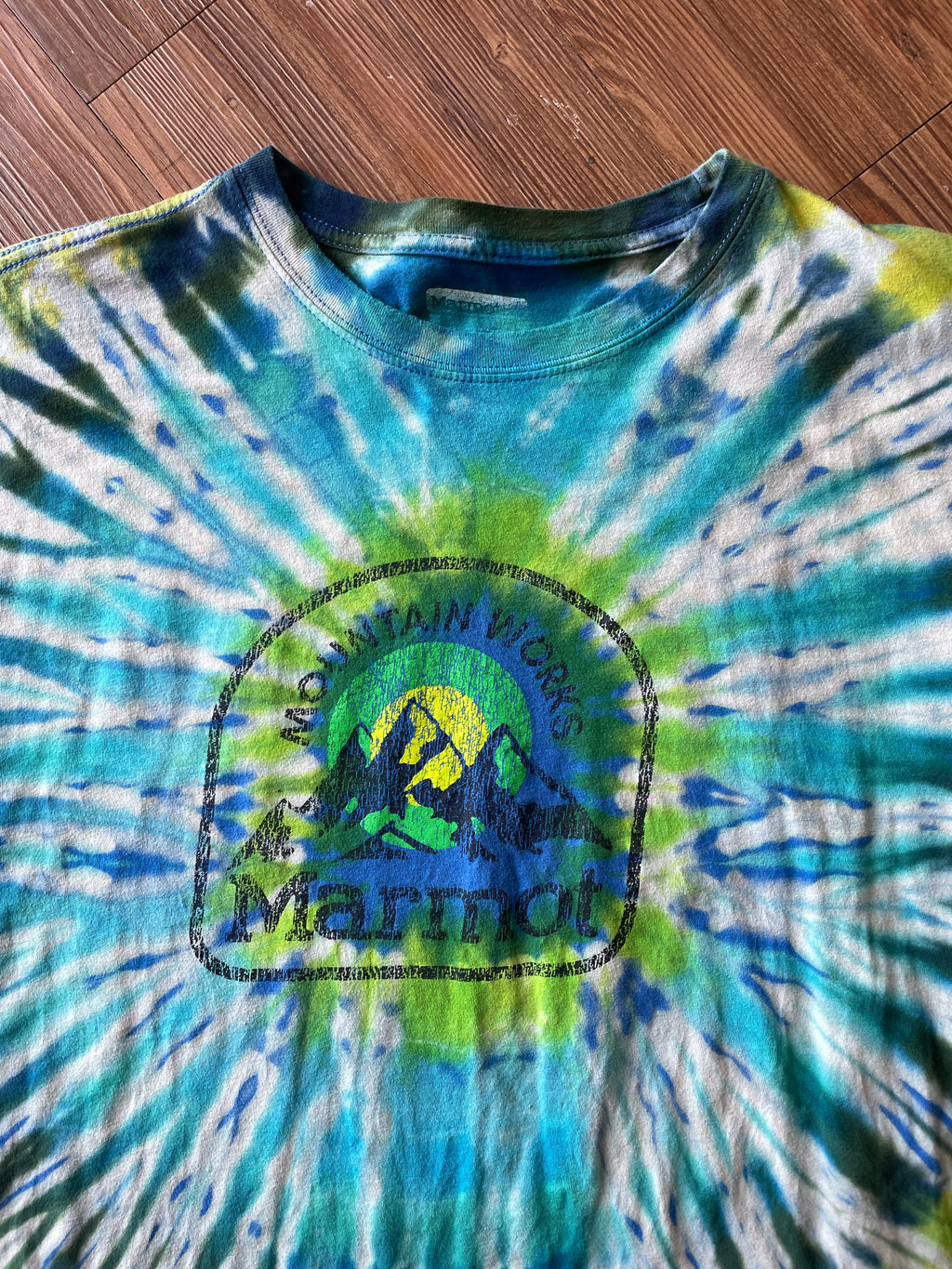 Large Men’s Marmot Mountain Works Handmade Tie Dye T-Shirt | Blue and Green Cool Pleated Bleach Dye Short Sleeve