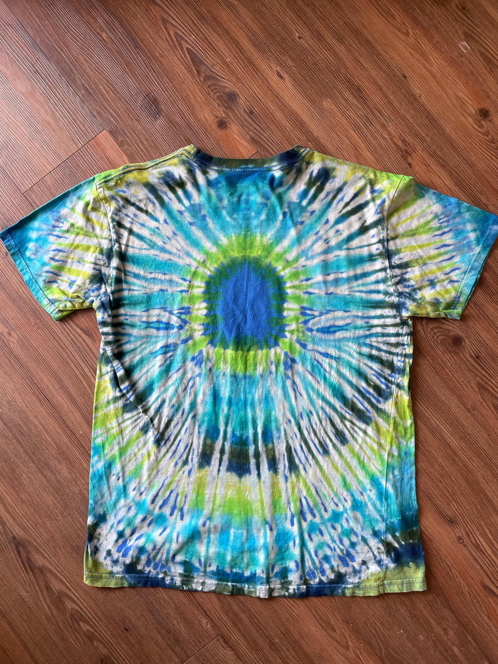 Large Men’s Marmot Mountain Works Handmade Tie Dye T-Shirt | Blue and Green Cool Pleated Bleach Dye Short Sleeve