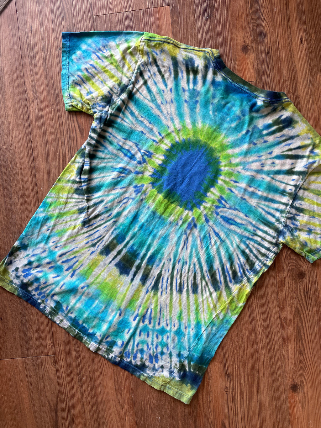 Large Men’s Marmot Mountain Works Handmade Tie Dye T-Shirt | Blue and Green Cool Pleated Bleach Dye Short Sleeve