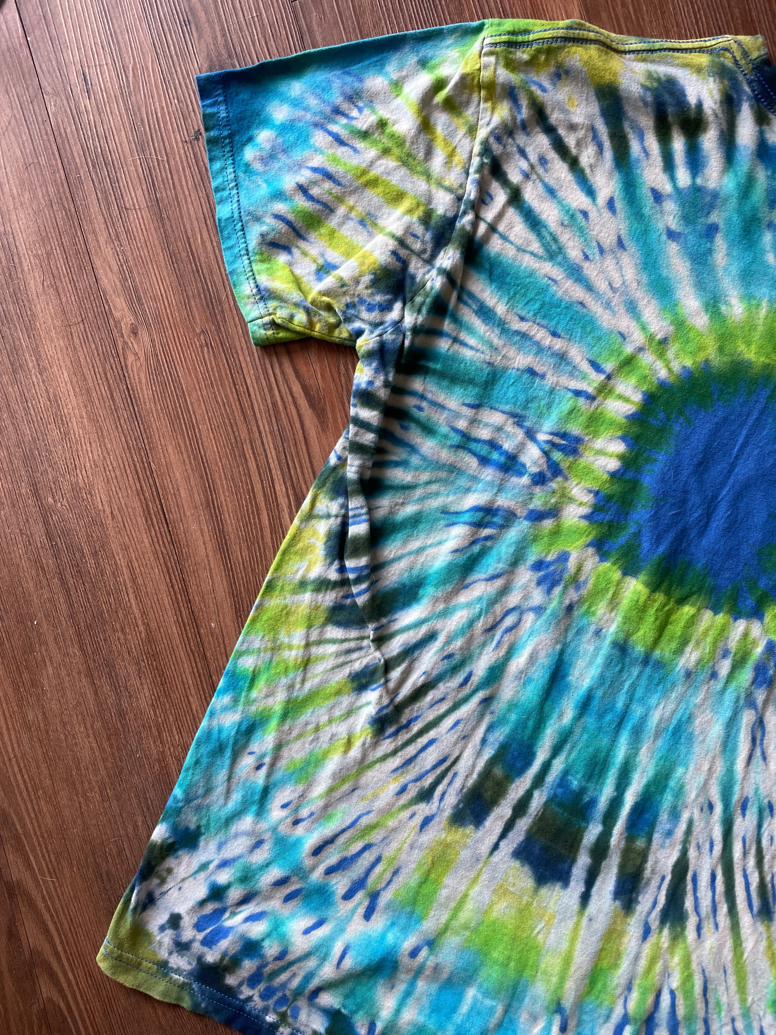 Large Men’s Marmot Mountain Works Handmade Tie Dye T-Shirt | Blue and Green Cool Pleated Bleach Dye Short Sleeve