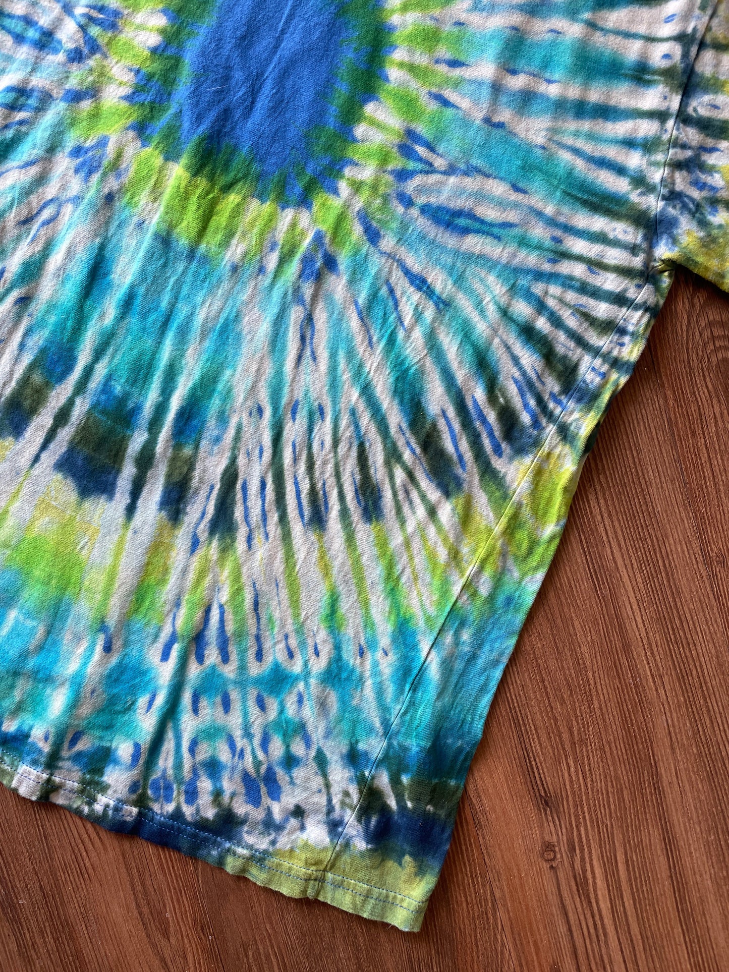 Large Men’s Marmot Mountain Works Handmade Tie Dye T-Shirt | Blue and Green Cool Pleated Bleach Dye Short Sleeve
