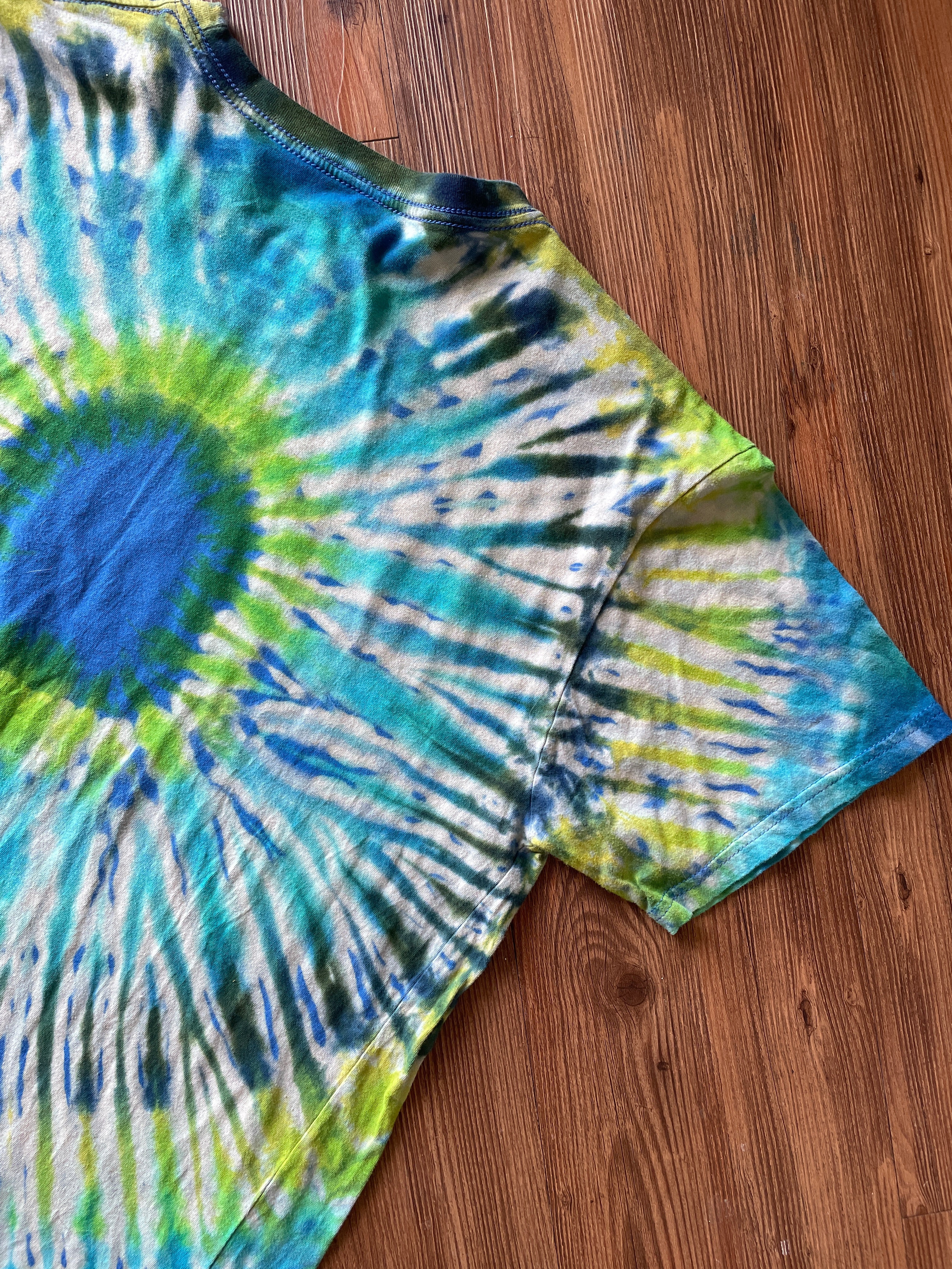 Large Men’s Marmot Mountain Works Handmade Tie Dye T-Shirt | Blue and Green Cool Pleated Bleach Dye Short Sleeve