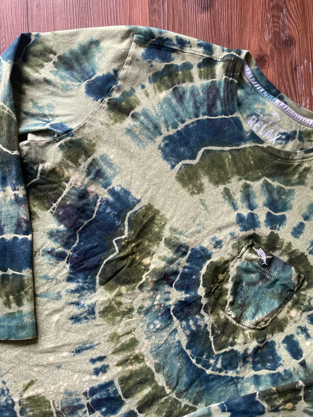 LARGE Men’s Green Tommy Bahama Handmade Geode Tie Dye T-Shirt | Green and Blue Long Sleeve Pocket Tee