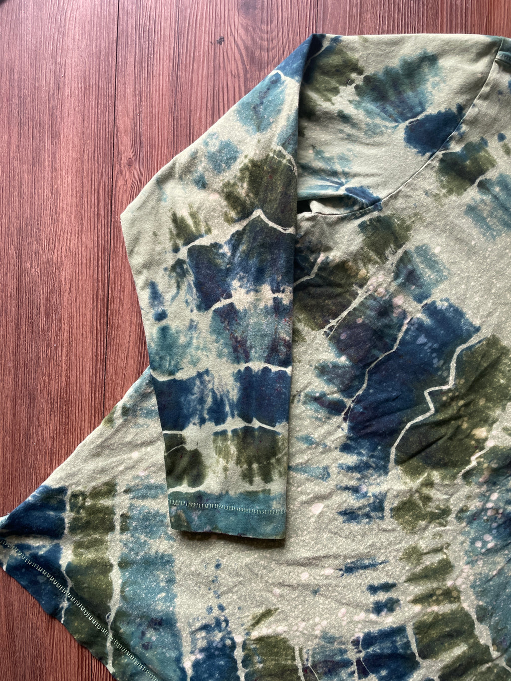 LARGE Men’s Green Tommy Bahama Handmade Geode Tie Dye T-Shirt | Green and Blue Long Sleeve Pocket Tee