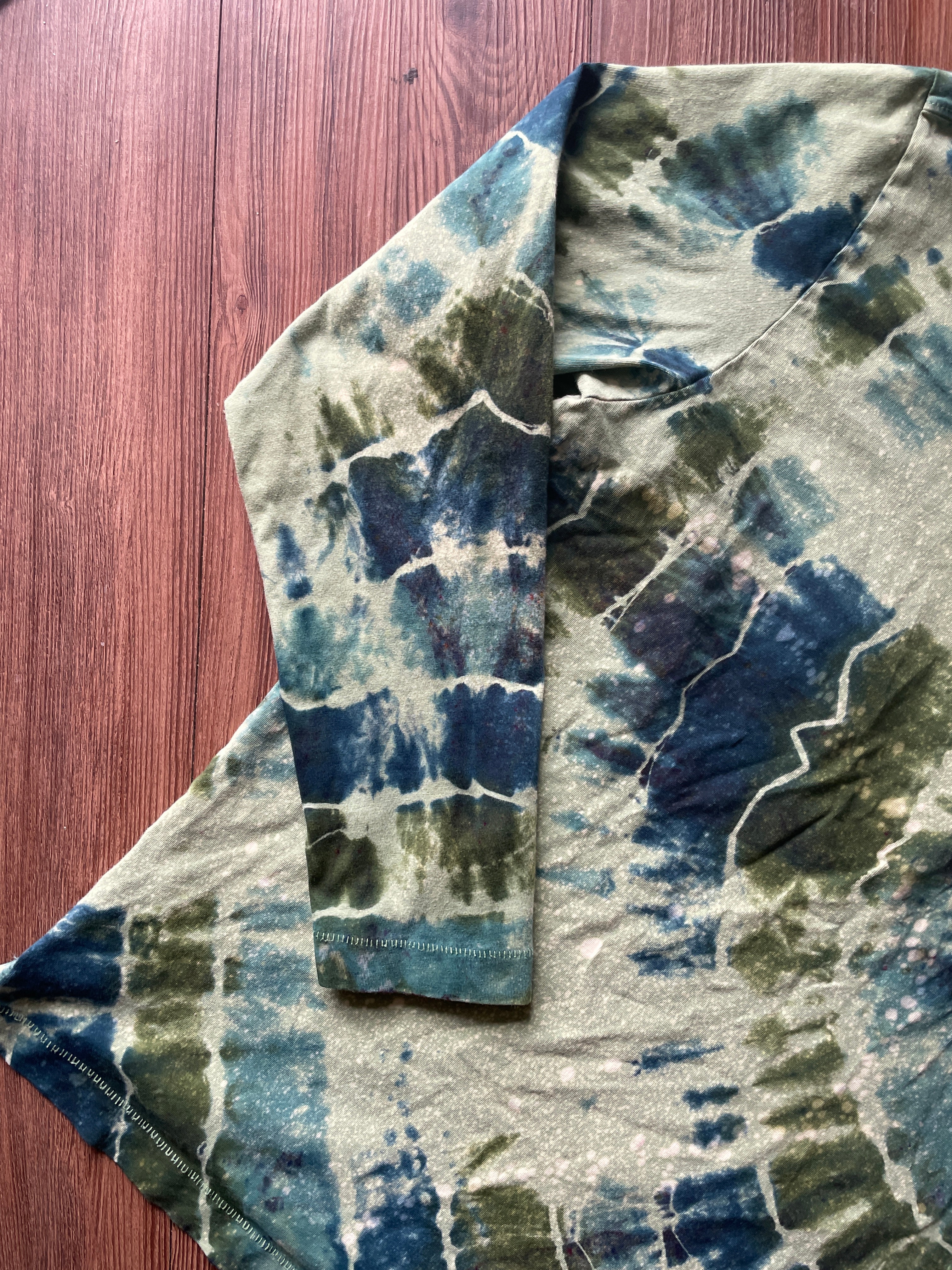 LARGE Men’s Green Tommy Bahama Handmade Geode Tie Dye T-Shirt | Green and Blue Long Sleeve Pocket Tee