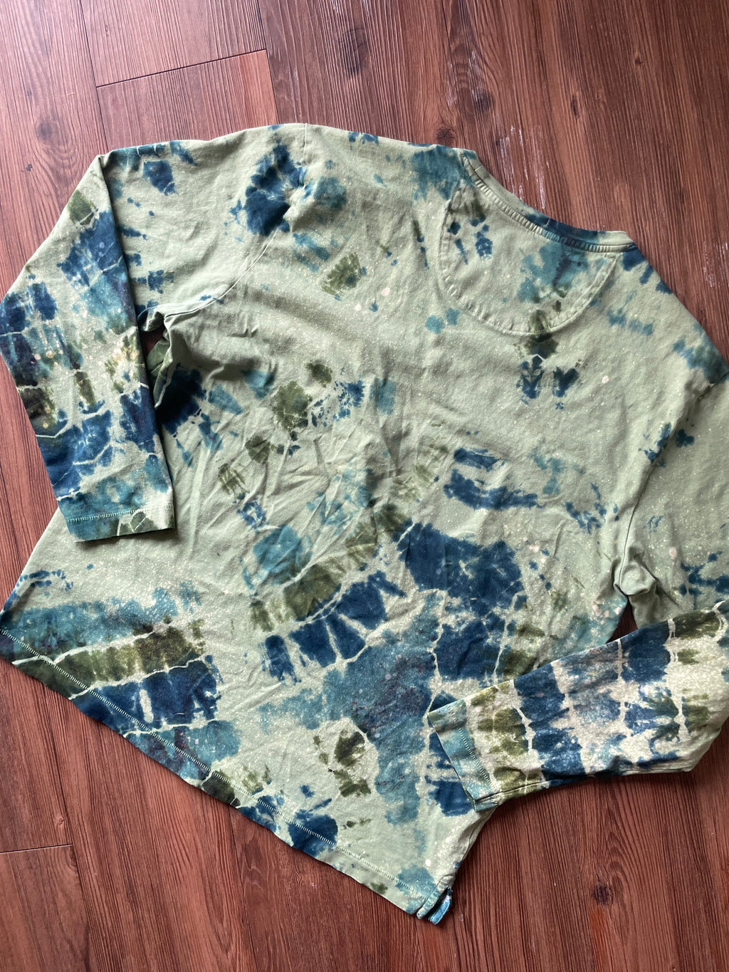 LARGE Men’s Green Tommy Bahama Handmade Geode Tie Dye T-Shirt | Green and Blue Long Sleeve Pocket Tee