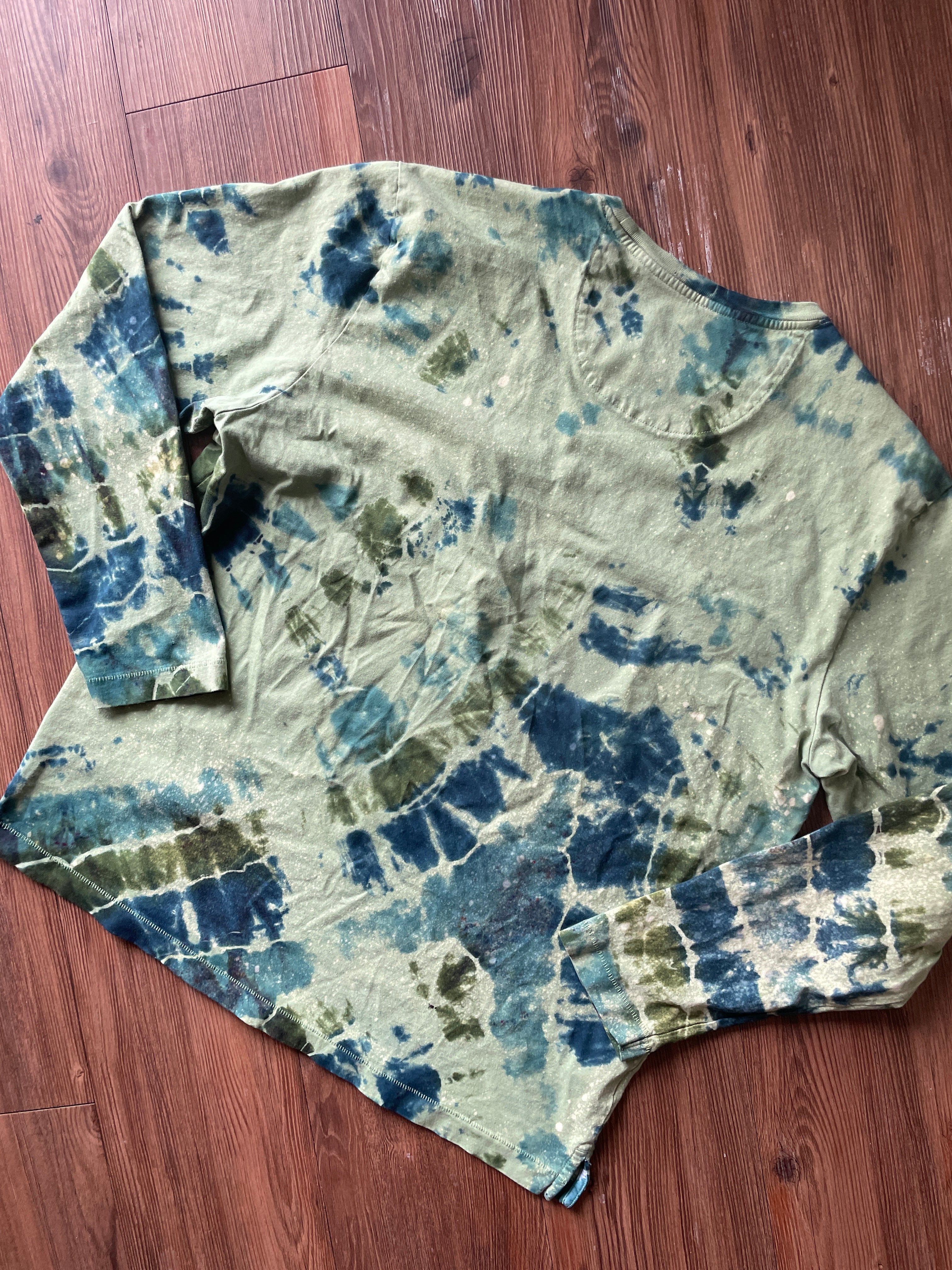 LARGE Men’s Green Tommy Bahama Handmade Geode Tie Dye T-Shirt | Green and Blue Long Sleeve Pocket Tee
