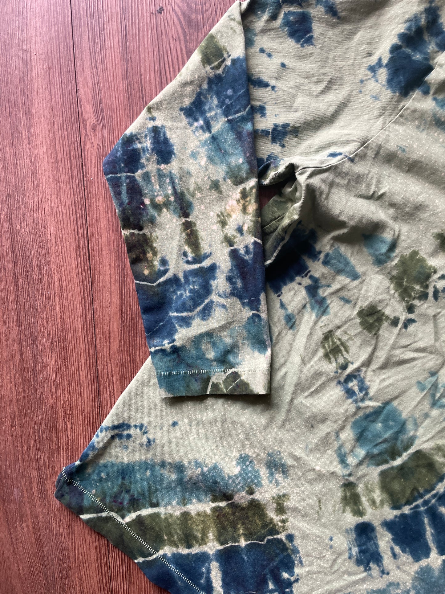 LARGE Men’s Green Tommy Bahama Handmade Geode Tie Dye T-Shirt | Green and Blue Long Sleeve Pocket Tee