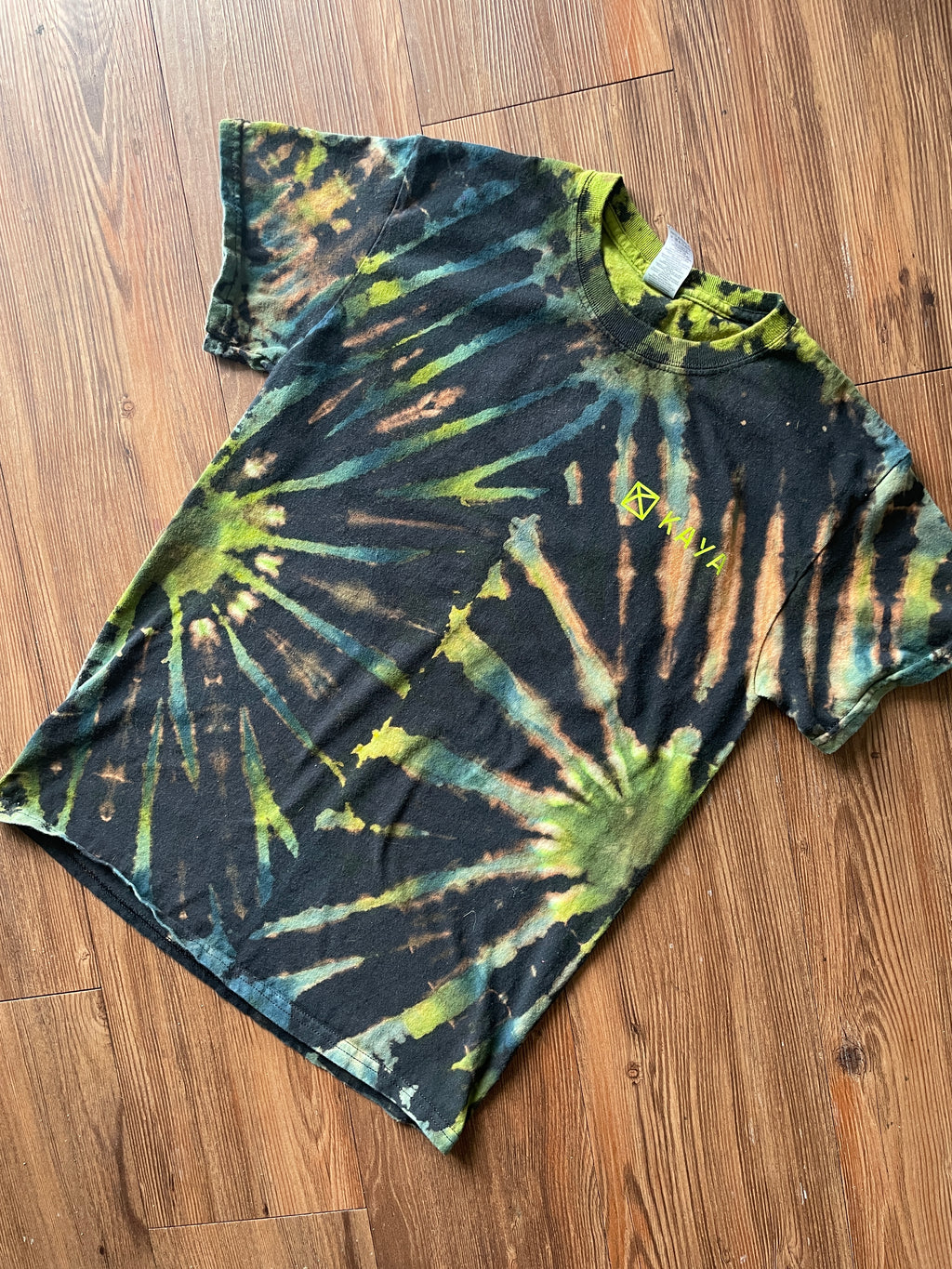 Small Men’s Kaya Climbing Handmade Reverse Tie Dye T-Shirt | Black and Green Pleated Tie Dye Short Sleeve