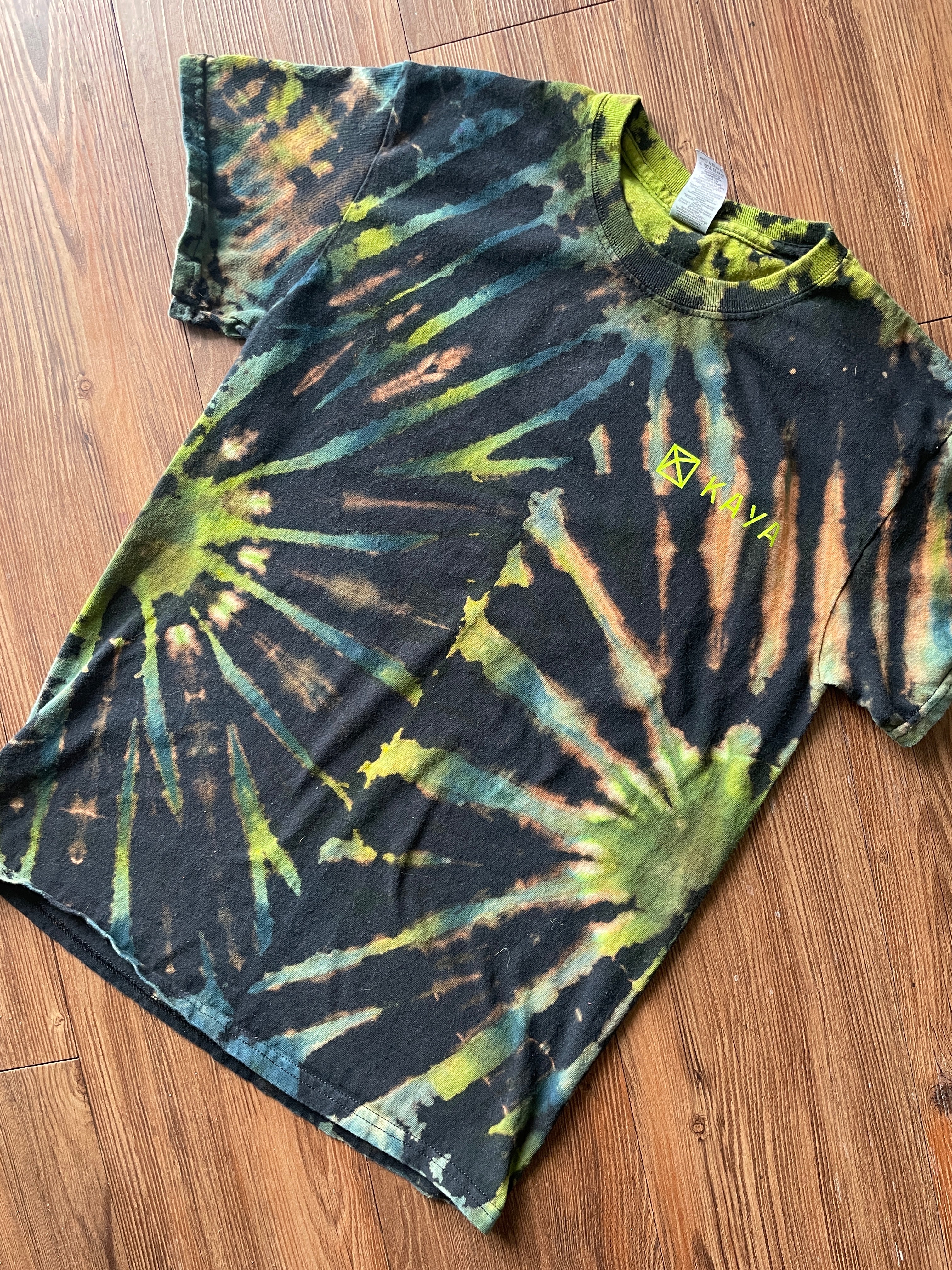 Small Men’s Kaya Climbing Handmade Reverse Tie Dye T-Shirt | Black and Green Pleated Tie Dye Short Sleeve