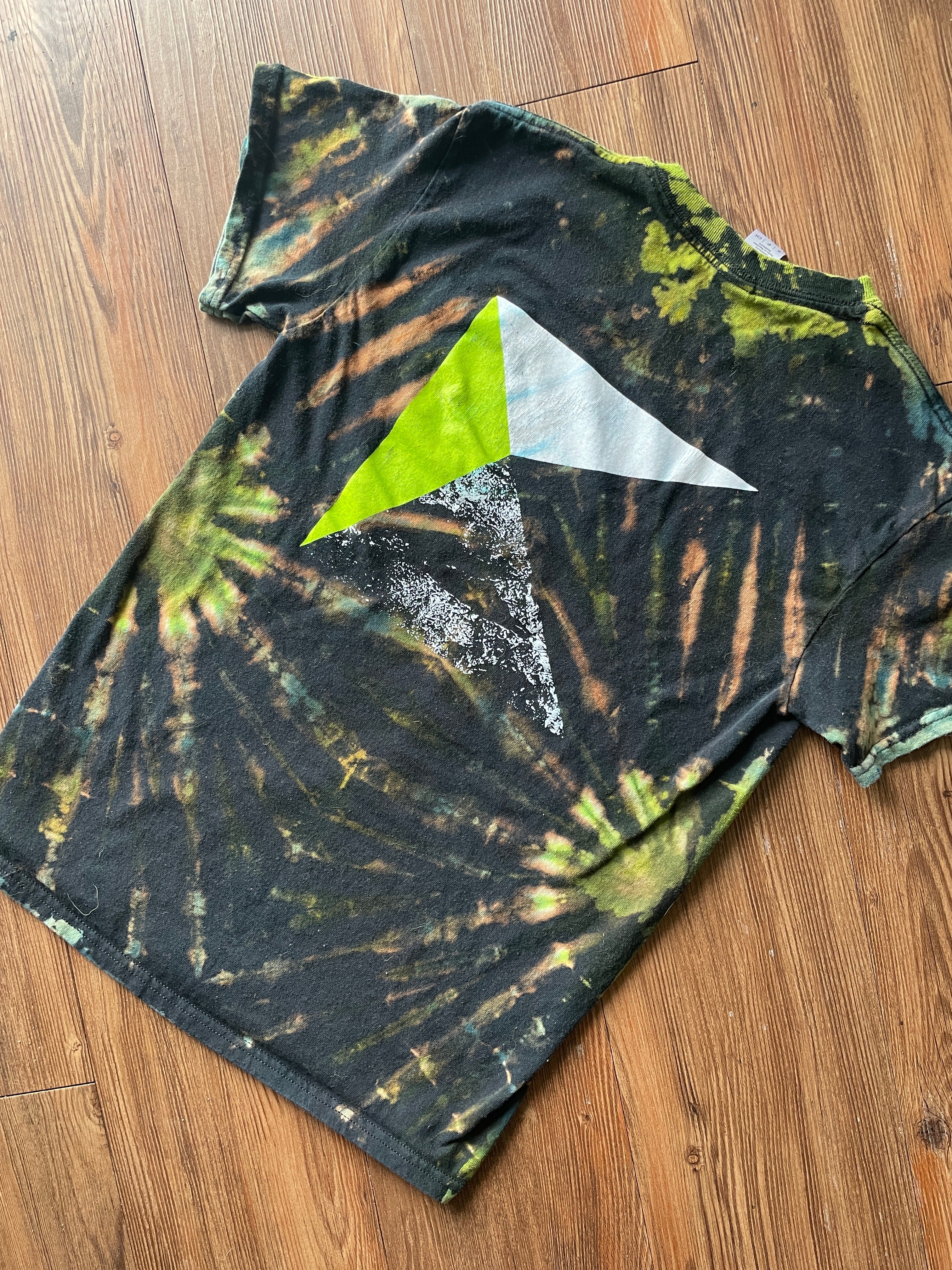 Small Men’s Kaya Climbing Handmade Reverse Tie Dye T-Shirt | Black and Green Pleated Tie Dye Short Sleeve