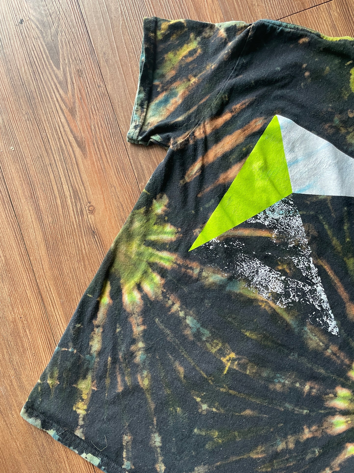 Small Men’s Kaya Climbing Handmade Reverse Tie Dye T-Shirt | Black and Green Pleated Tie Dye Short Sleeve